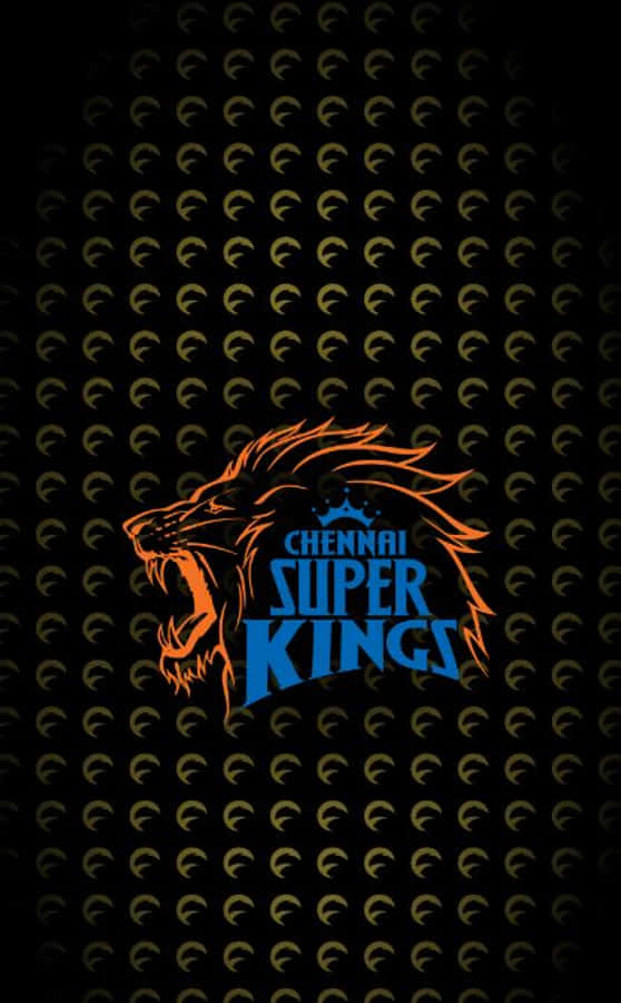 Csk 桌布 壁紙 — 一個兇猛的橙色獅子頭標誌，帶有藍色'Chennai Super Kings'文字，在重複金色新月圖案的黑色背景上脫穎而出。
