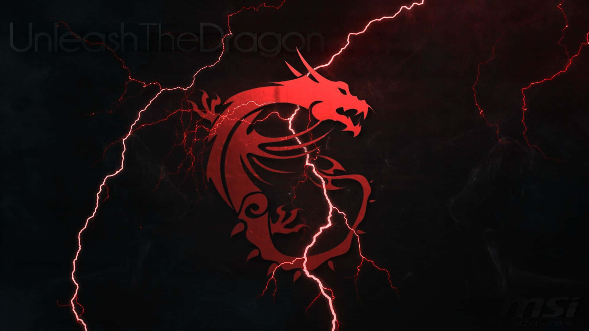 Fire Dragon 桌布 壁紙 — 一個兇猛的紅色龍標誌在深色紋理背景上閃爍著電光。