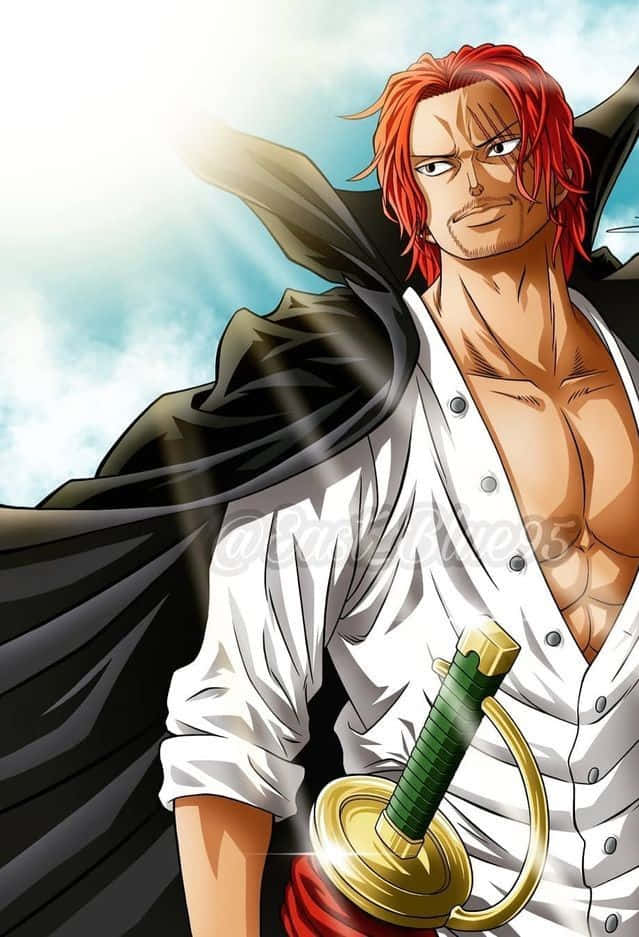 Yonko 桌布 壁紙 — 一個兇猛的紅髮動漫戰士，身穿白襯衫和黑色斗篷，在明亮的天空下持劍。
