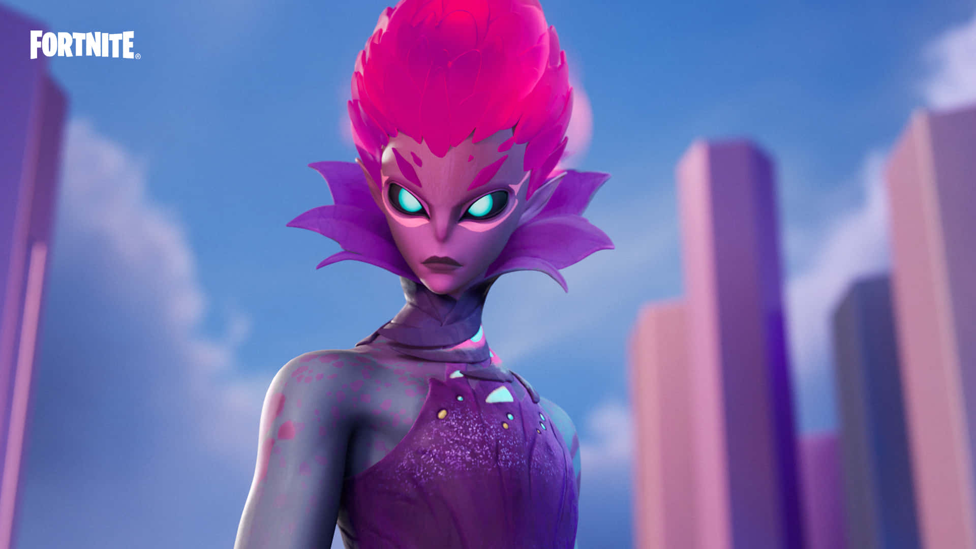 Fortnite Chapter 3 桌布 壁紙 — 一個兇猛的紫色外星人，有著發光的眼睛和尖刺的粉紅色頭髮，站在未來主義的城市景觀中，天空湛藍。