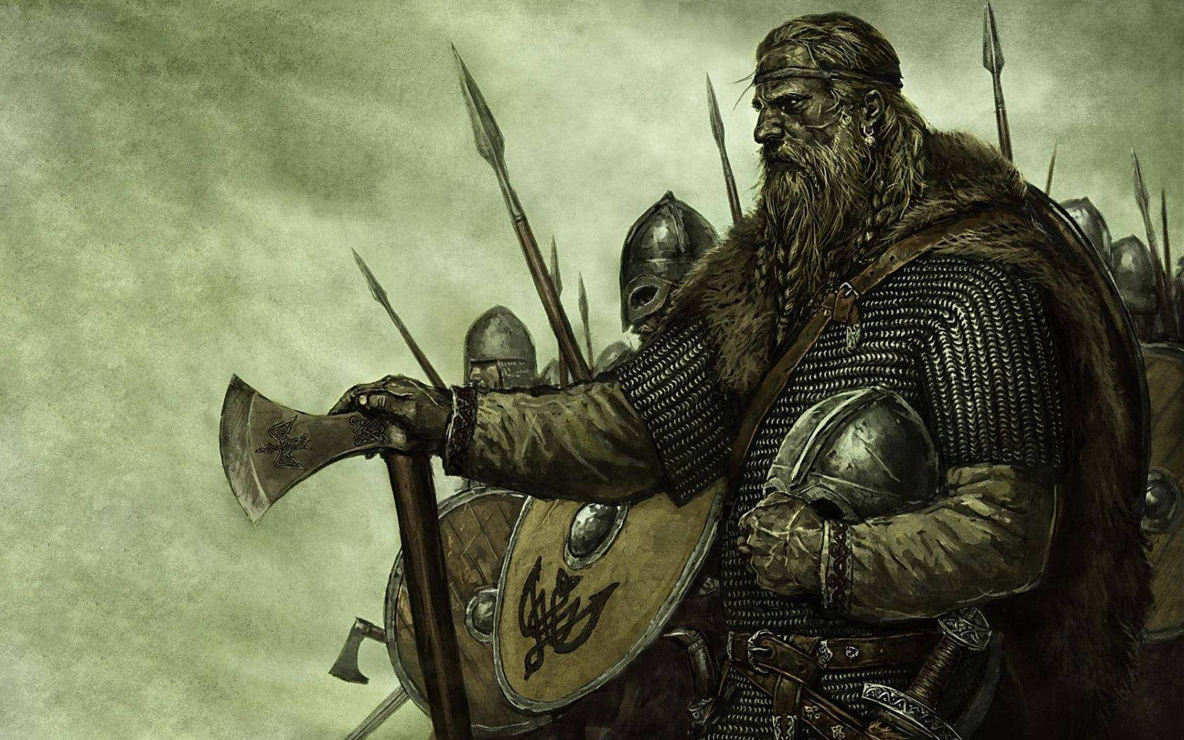 Norse 桌布 壁紙 — 一個兇猛的維京戰士，長鬍鬚，披著毛皮斗篷，在暴風雨的天空下，站在持盾部隊前，緊握著斧頭。