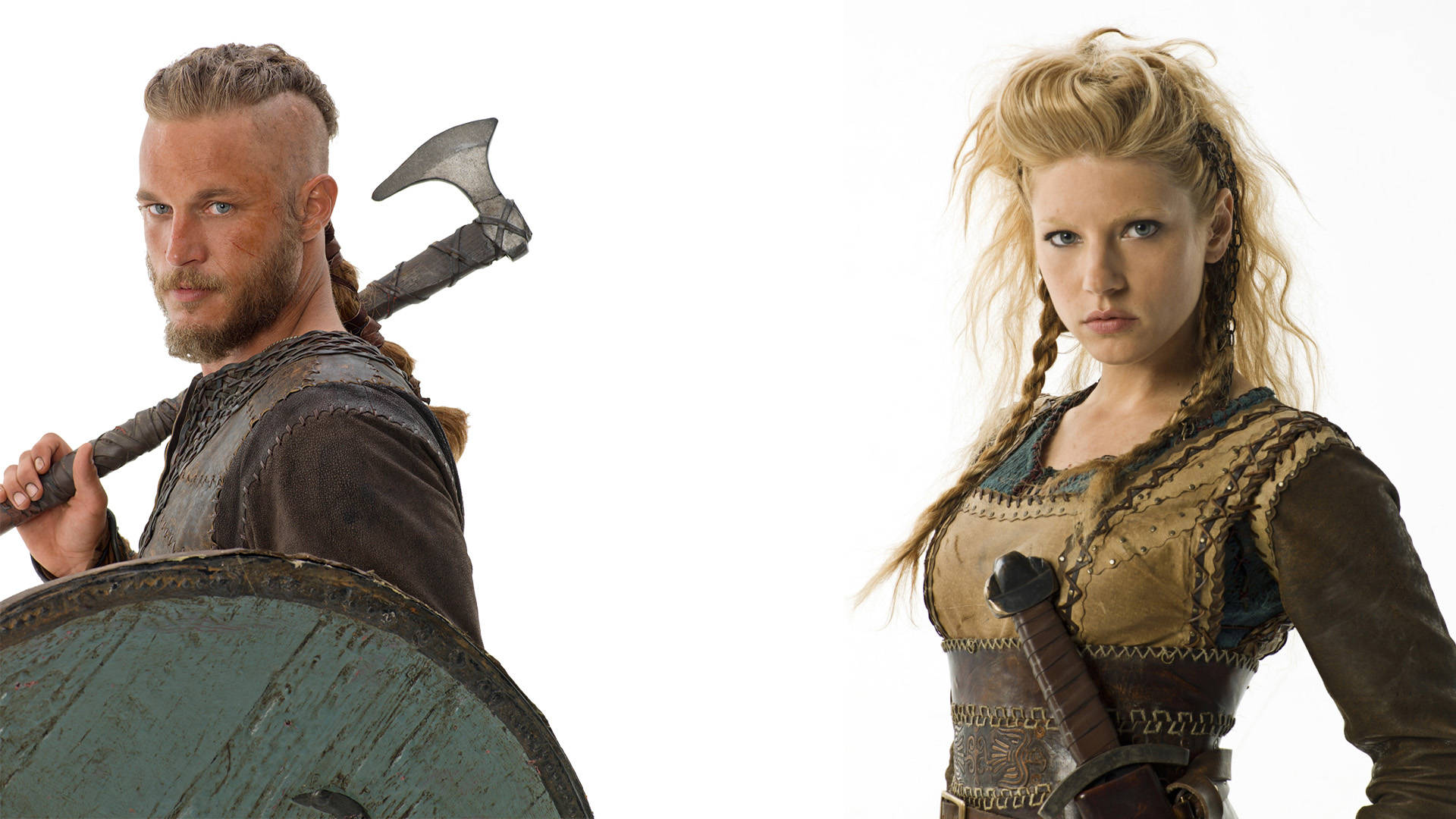 Vikings 桌布 壁紙 — 一個兇猛的維京男人拿著斧頭和盾牌，站在一個穿著皮甲的堅定維京女人旁邊，背景是純白色。