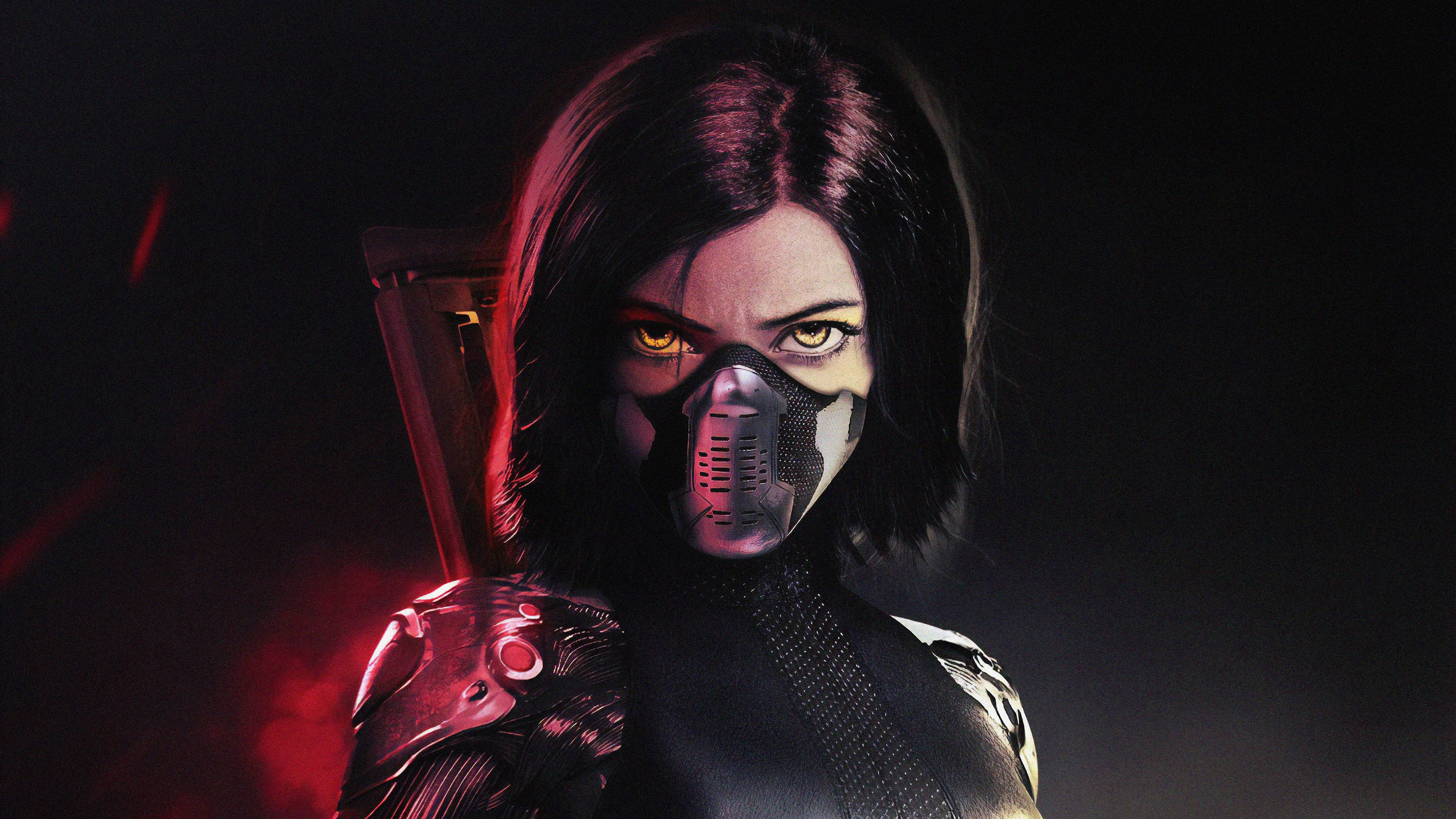 Alita Battle Angel 桌布 壁紙 — 一個兇猛的蒙面戰士，擁有發光的黃色眼睛和紅色燈光，身穿暗色盔甲準備就緒。