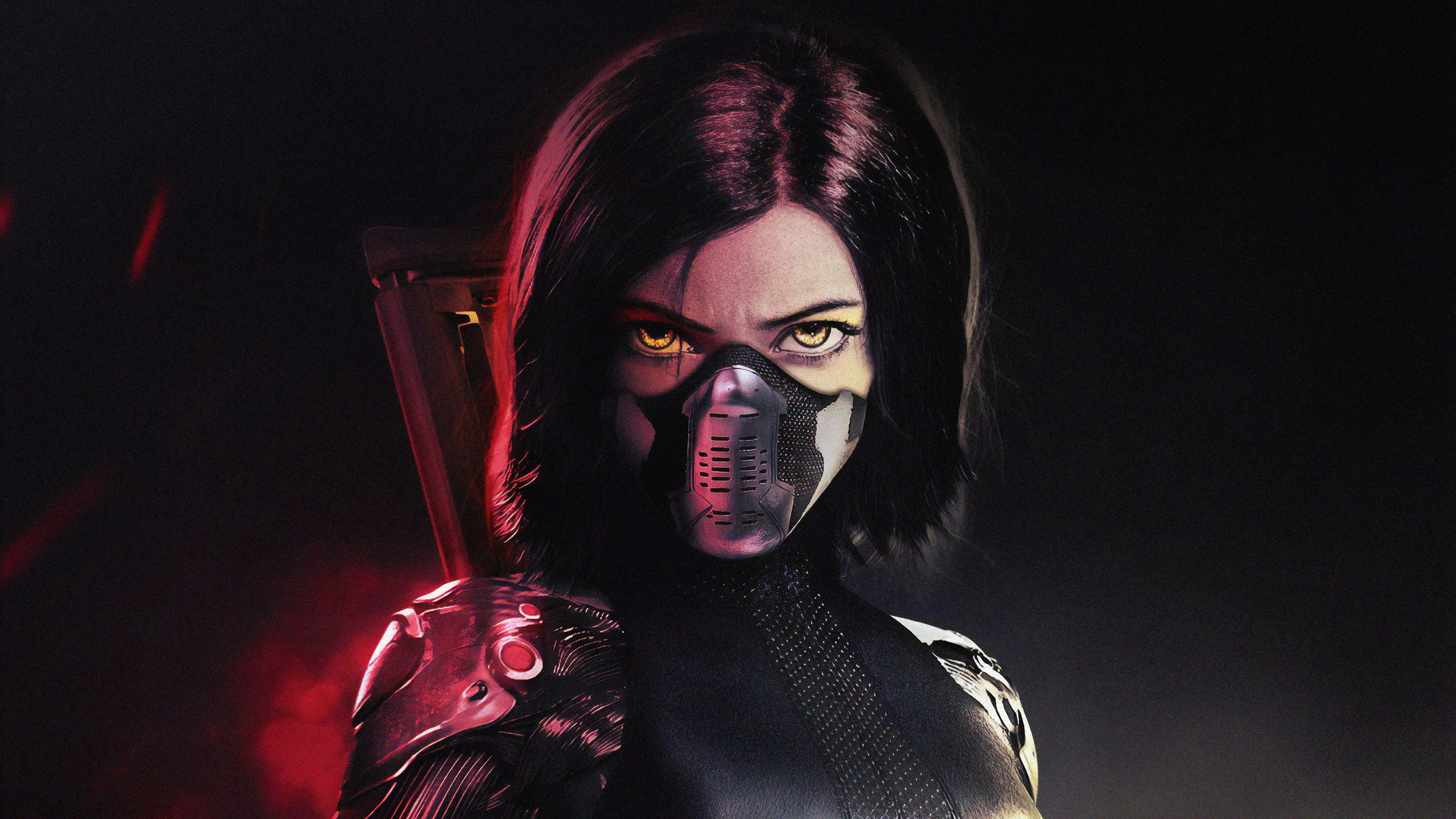 Alita Battle Angel 桌布 壁紙 — 一個兇猛的蒙面戰士，擁有發光的黃色眼睛和紅色燈光，站在陰暗的黑暗中。