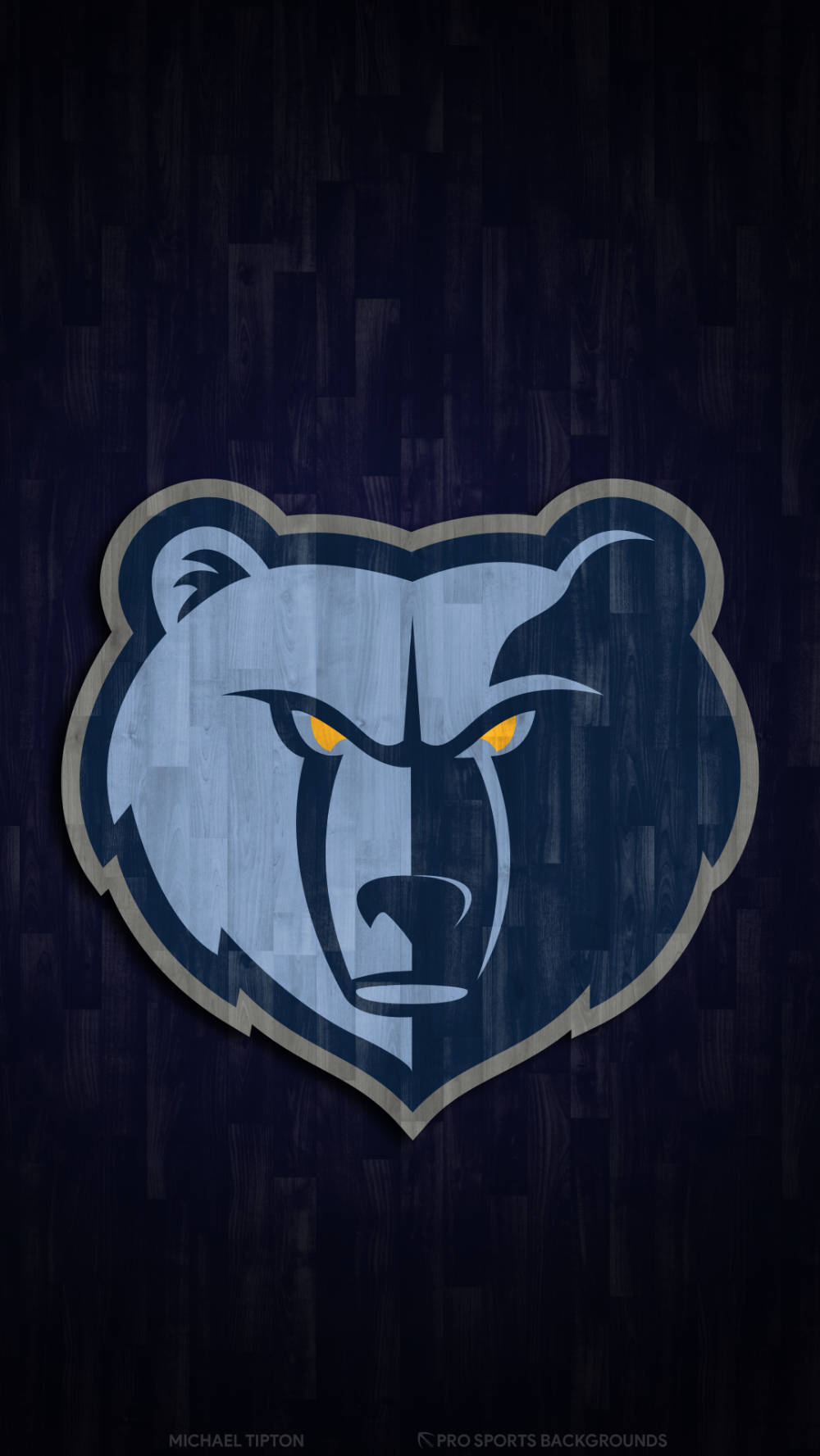 Grizzlies 桌布 壁紙 — 一個兇猛的藍色熊標誌，帶有發光的黃色眼睛，位於深色木地板背景中央。