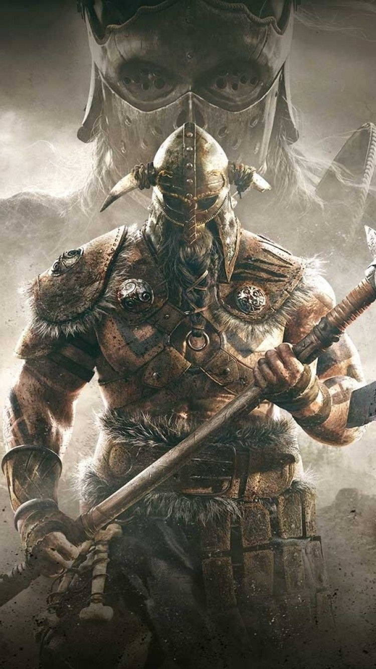 Honor 桌布 壁紙 — 一個兇猛的裝甲維京戰士戴著角盔，緊握戰斧，背後一個幽靈般的面具人物在迷濛的灰色調中隱現。