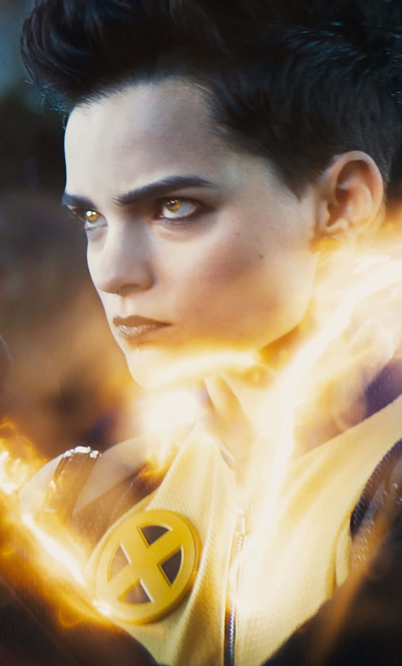 Negasonic Teenage Warhead 桌布 壁紙 — 一個兇猛的變種人，擁有琥珀色發光的眼睛，以及從她胸口噴發的火焰能量，身穿黃色X-Men外套。