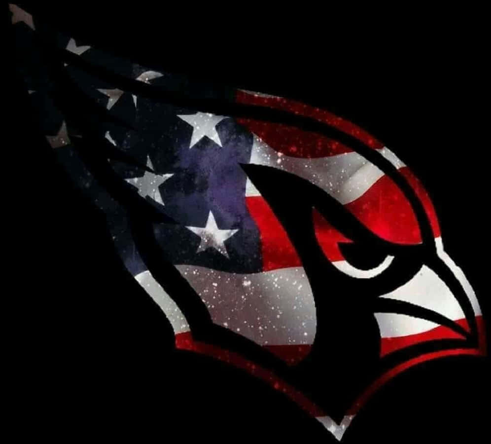 Arizona Cardinals 桌布 壁紙 — 一個兇猛的鷹頭標誌，充滿美國國旗的星星和條紋，背景為黑色，帶有閃爍質感。