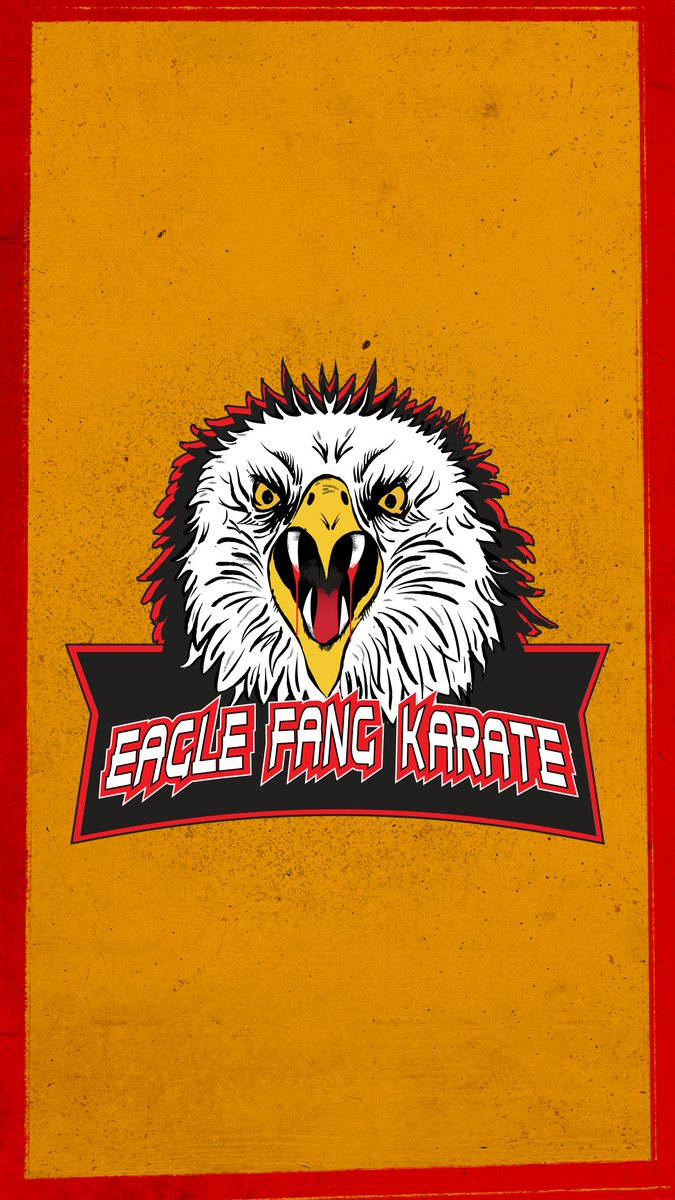 Cobra Kai Phone 桌布 壁紙 — 一個兇猛的鷹頭標誌，帶有鋒利的牙齒和黃色的眼睛，置於帶紋理的橙色背景上，並以紅色邊框框住。