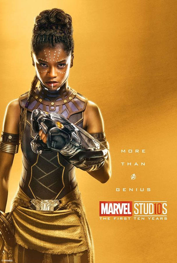 Shuri 桌布 壁紙 — 一個兇猛的黑豹角色，身穿金色和黑色盔甲，在溫暖的金色背景前握著一個未來主義的手套。
