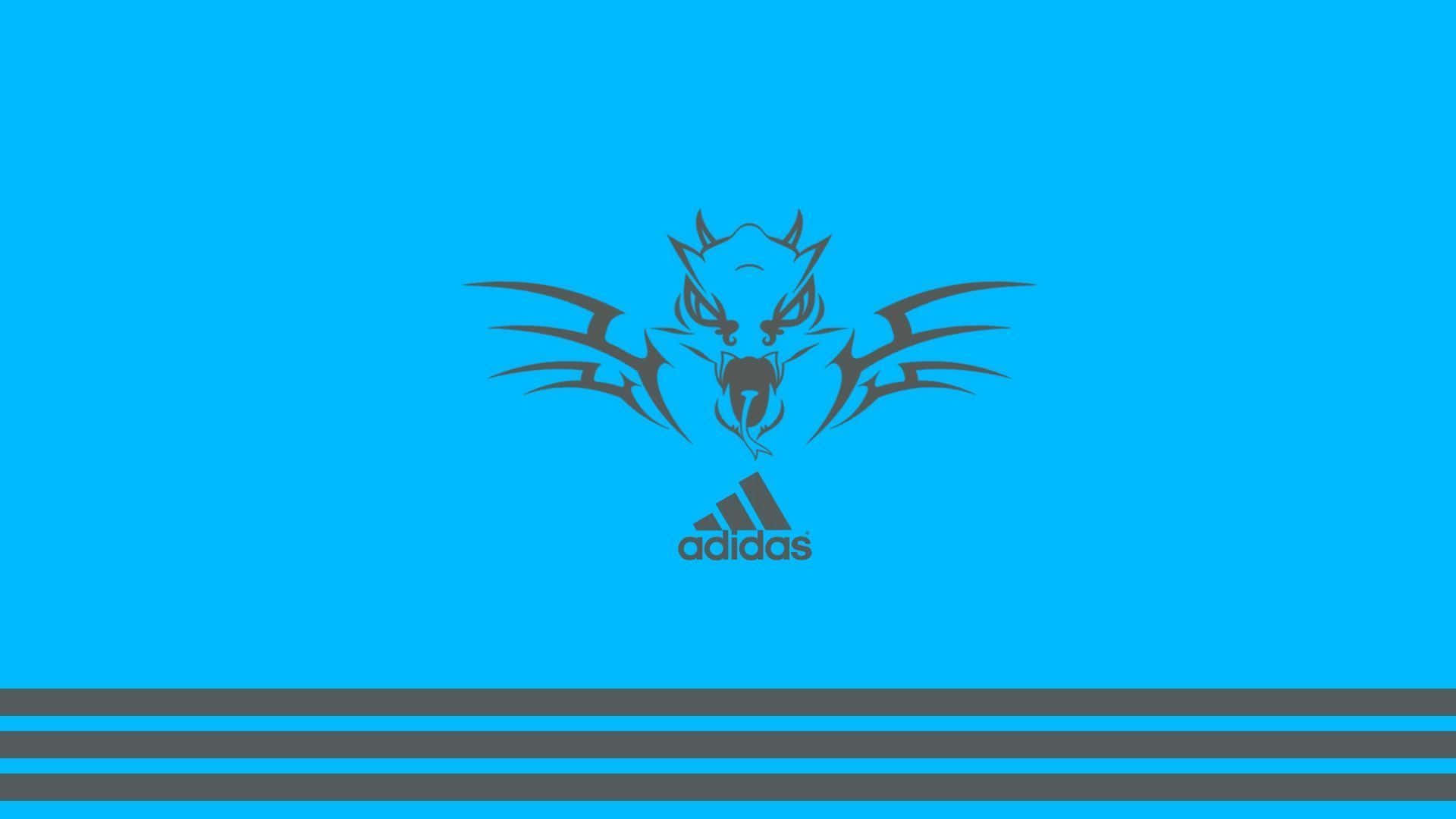 愛迪達 桌布 壁紙 — 一個兇猛的黑龍標誌，Adidas 品牌置中在帶有灰色條紋的亮藍色背景上。