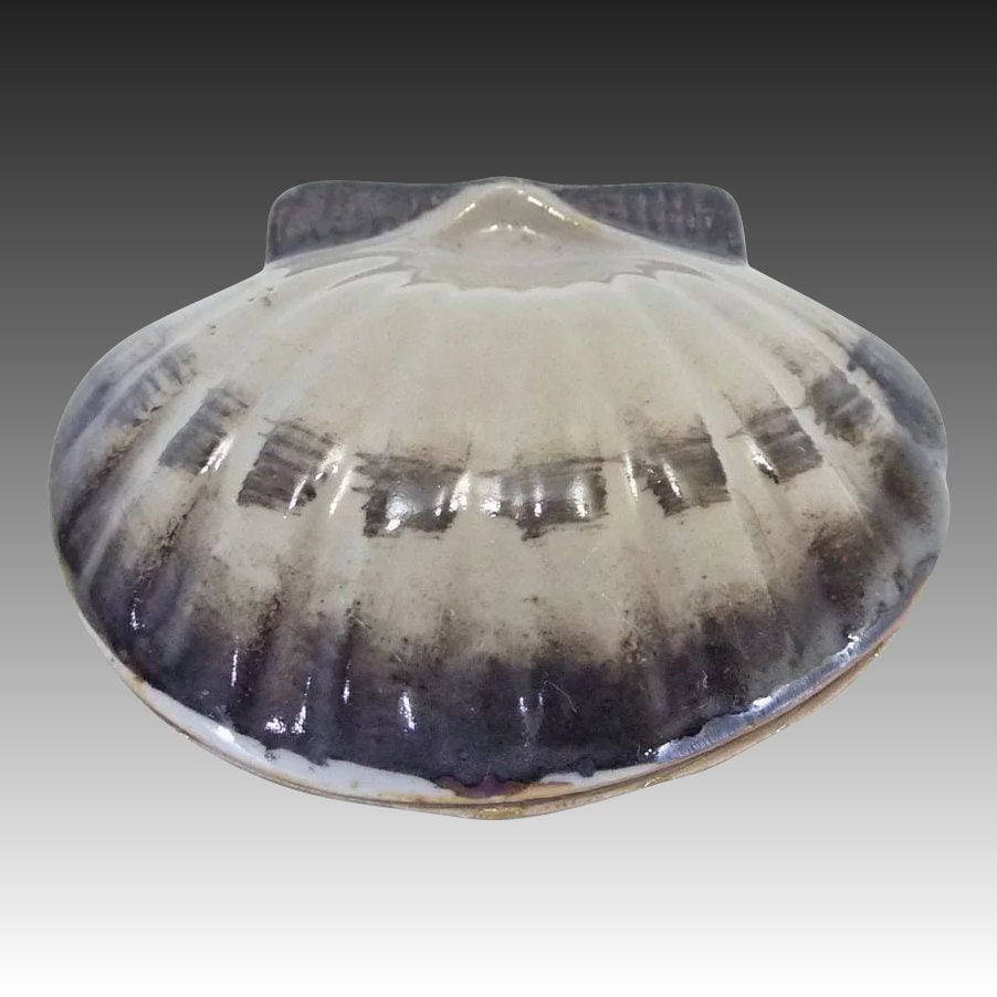 Shell 桌布 壁紙 — 一個光亮的陶瓷貝殼形碟，帶有漸變灰色和白色釉面，襯以柔和的灰色漸變背景。