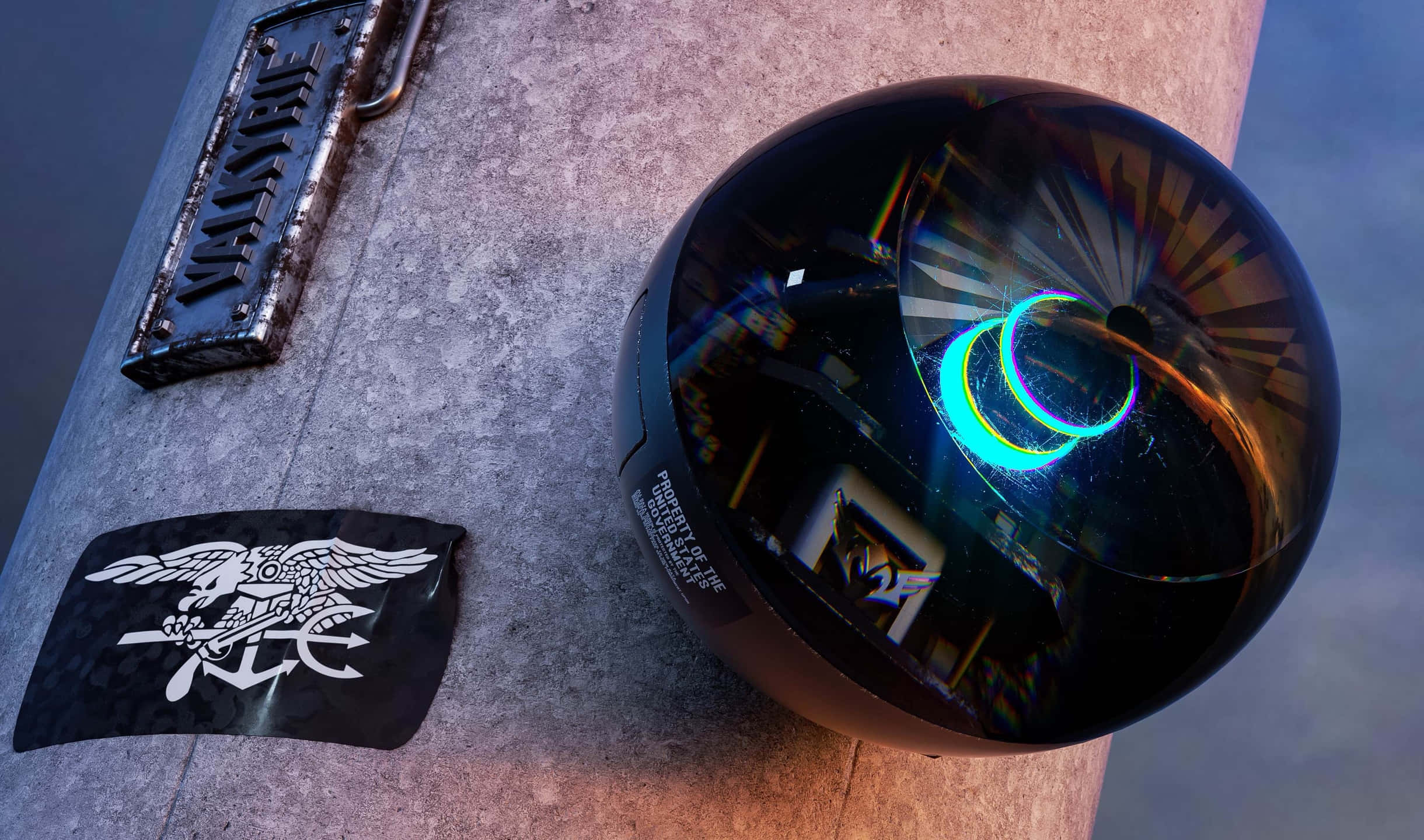 2440x1440 Rainbow Six Siege 桌布 壁紙 — 一個光亮的黑色機車頭盔在混凝土柱上反射霓虹燈光和城市環境，旁邊有一個軍事徽章。