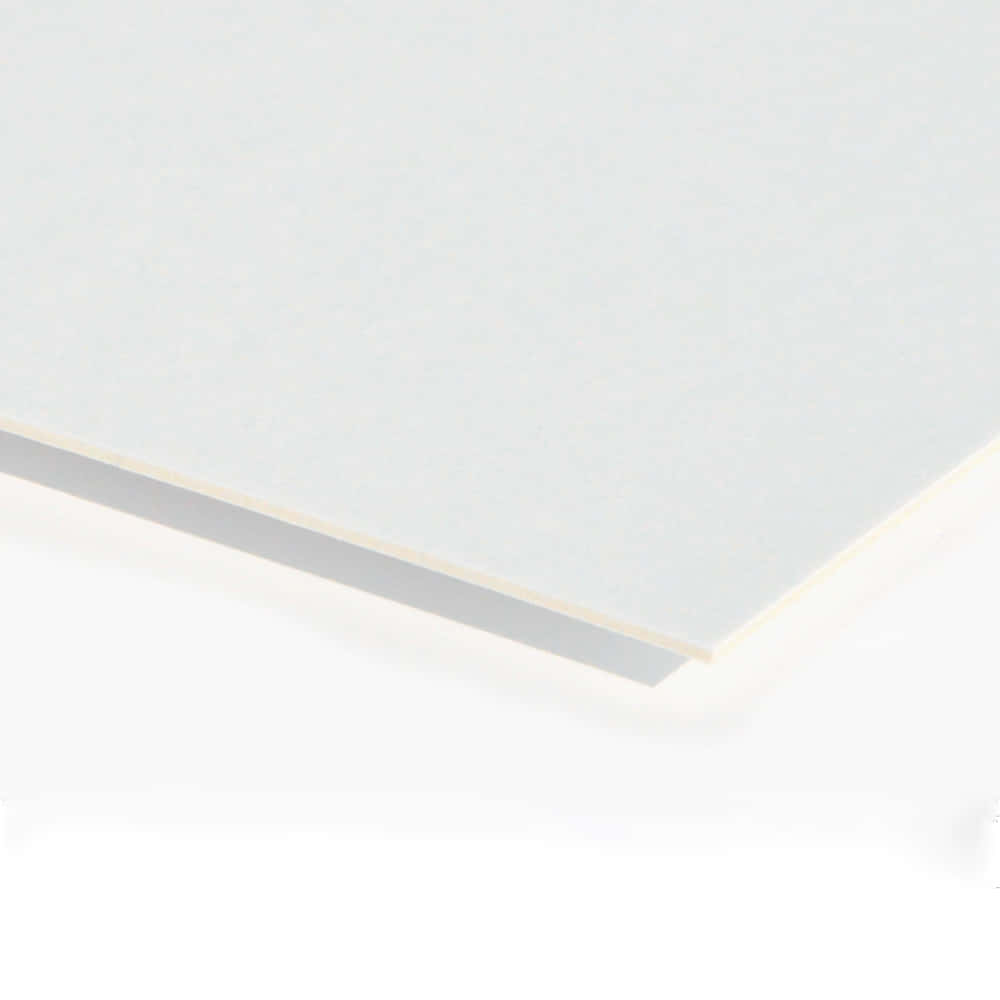 Poster Board 桌布 壁紙 — 一個光滑白色紙張的特寫，邊緣帶有柔和陰影，背景為亮白色。