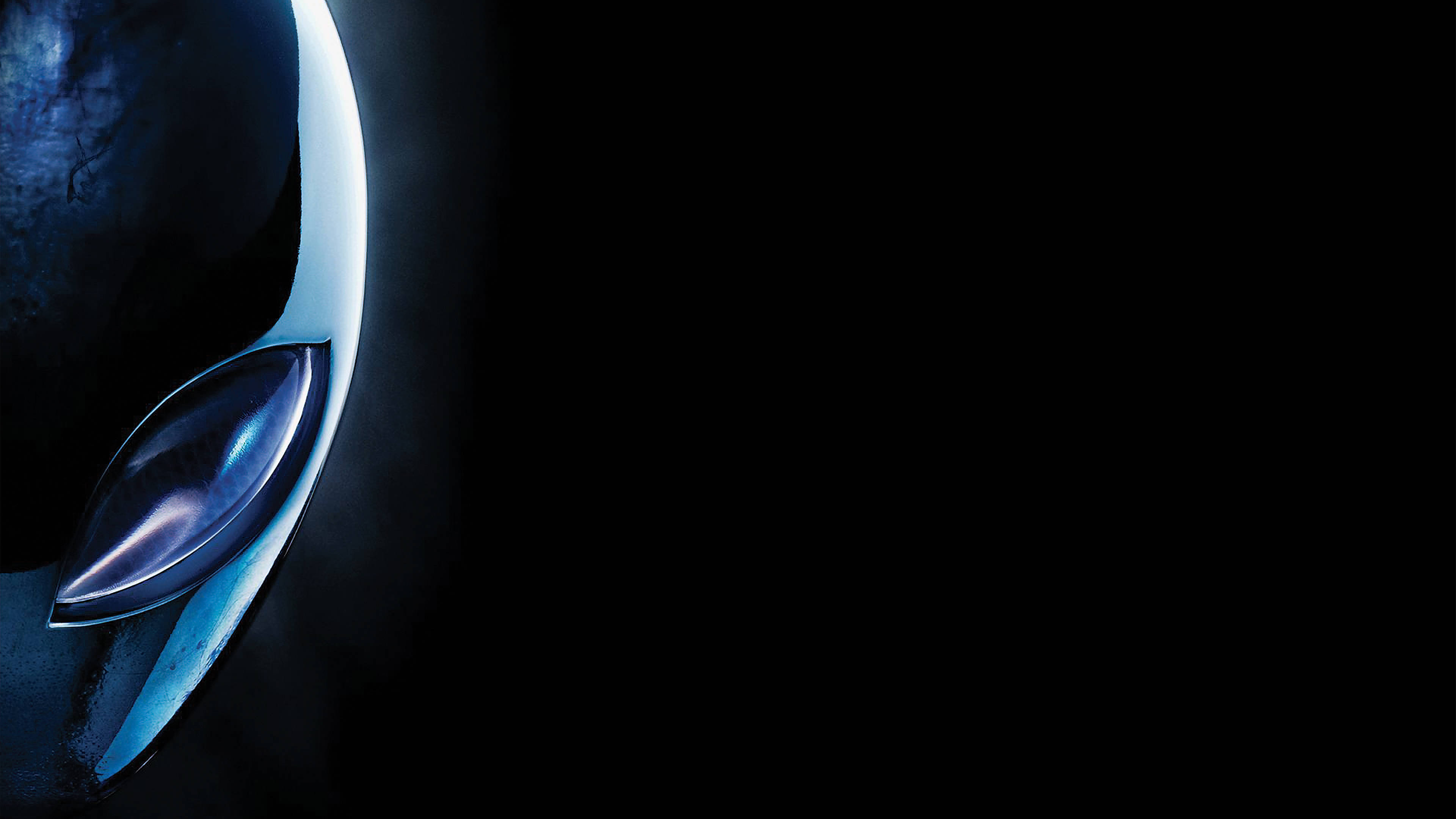 3840x2160 alienware 桌布 壁紙 — 一個光滑的外星人頭部，帶有發光的藍色眼睛，從黑暗中浮現，呈現極簡科幻風格肖像。