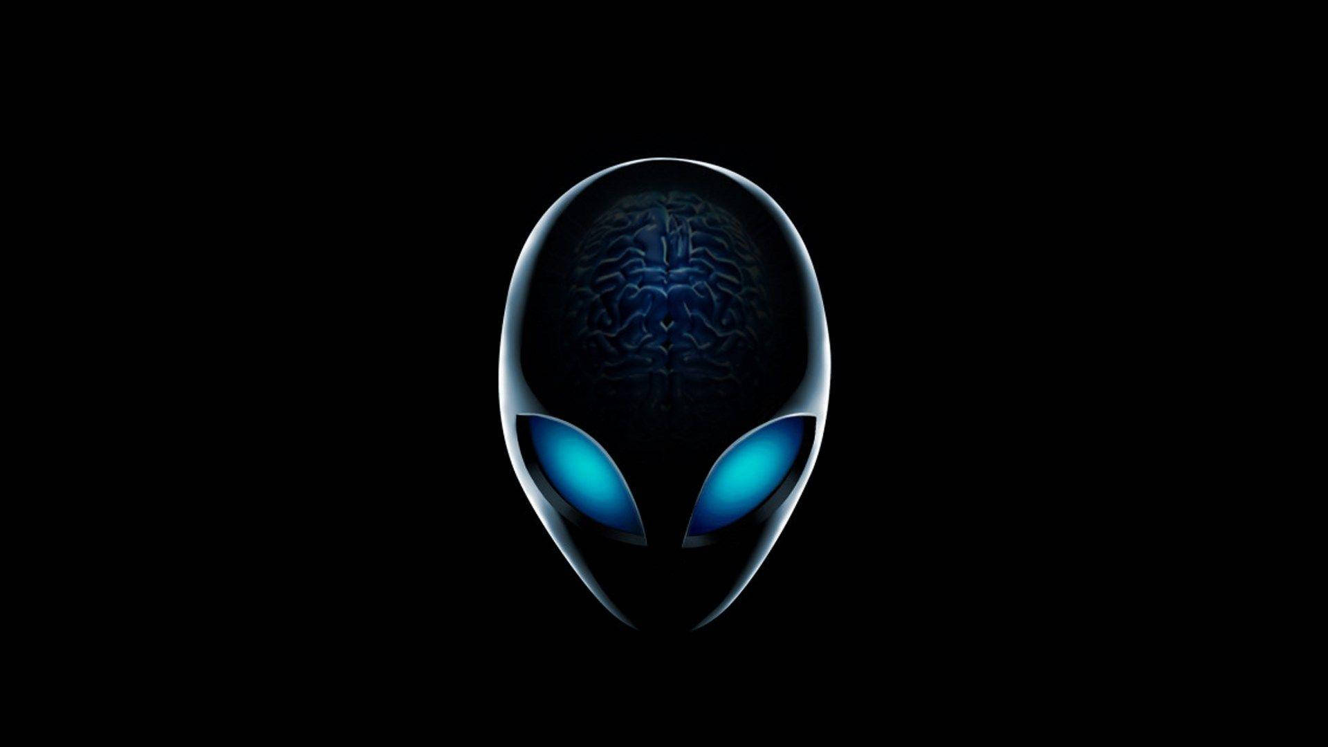 3840x2160 alienware 桌布 壁紙 — 一個光滑的外星人頭部，帶有發光的藍色眼睛和可見的大腦，漂浮在黑色背景上。