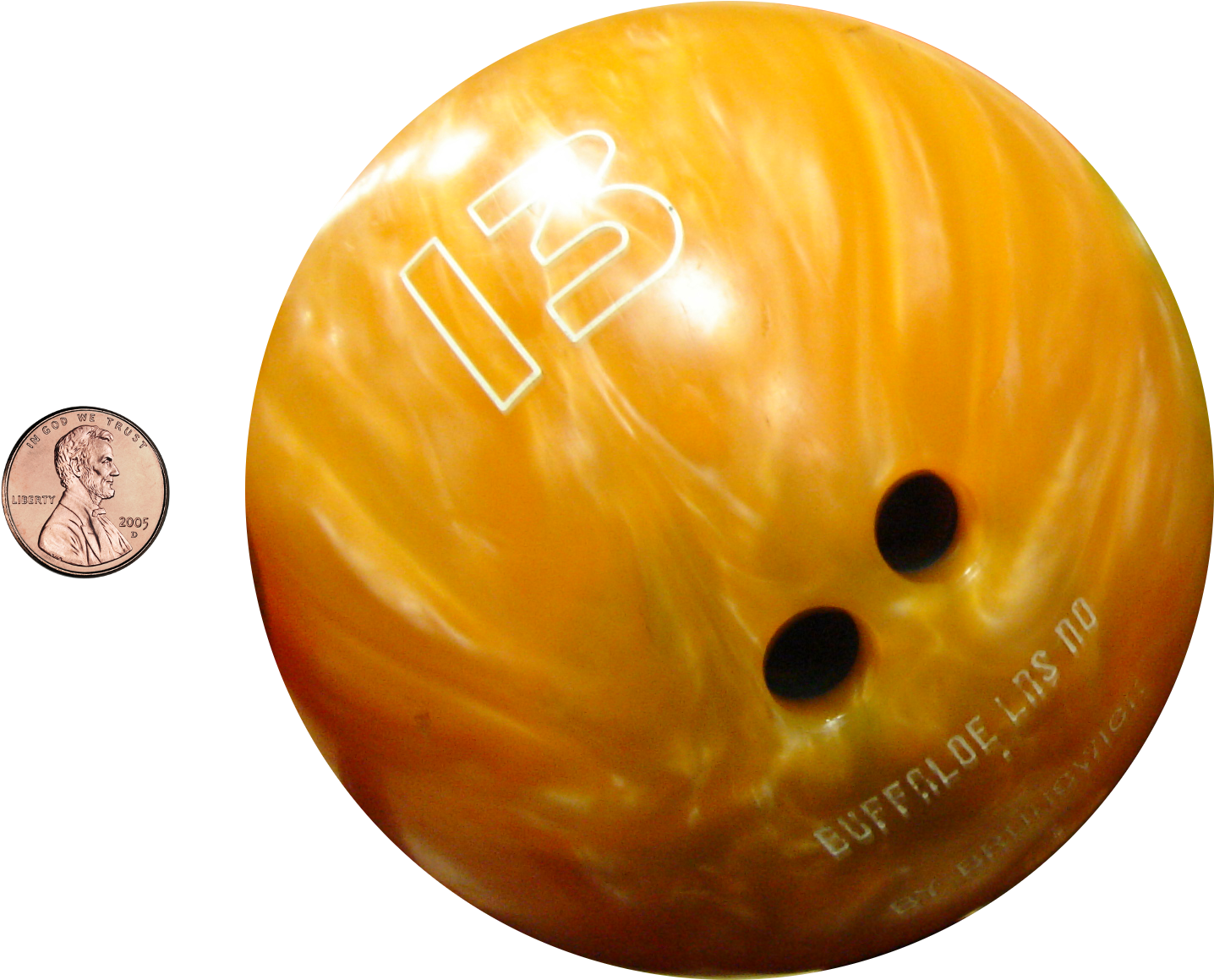 penny 桌布 壁紙 — 一個光滑的橙色大理石紋保齡球，上面有數字13和兩個指孔，旁邊放著一枚美國便士作為比例參考。