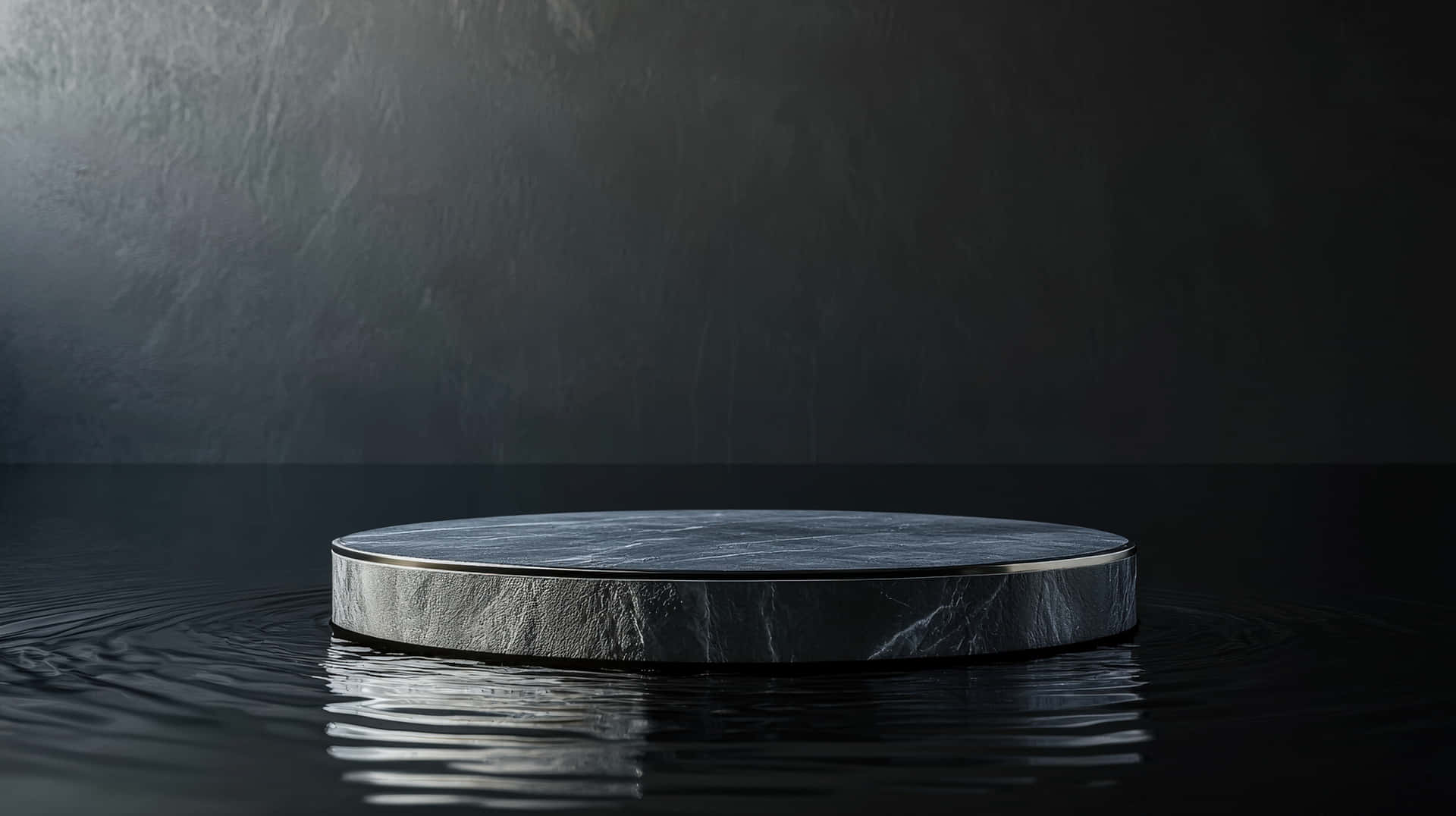 Minimalist Black Marble Platform Floating on Still Water 壁紙 — 一個光滑的灰色大理石底座從平靜的深色水中升起，背景是帶紋理的炭灰色牆壁。