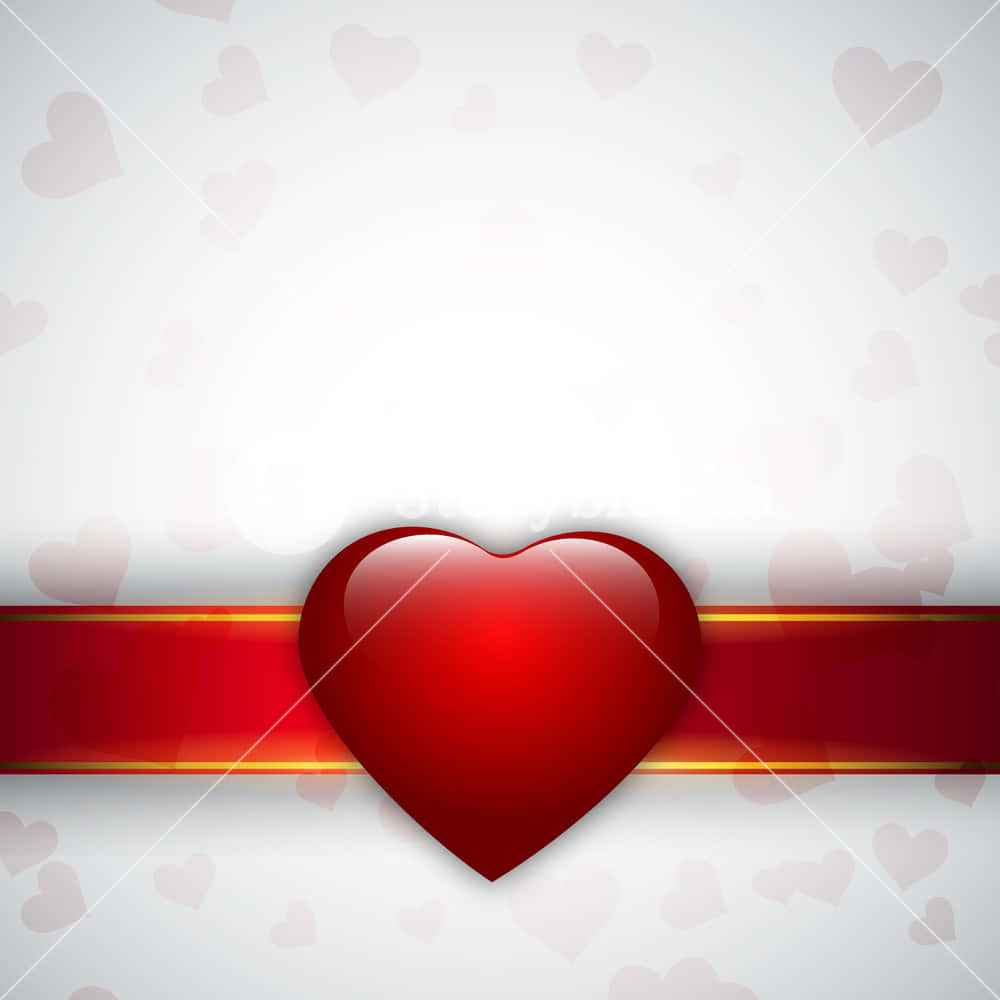 valentine 桌布 壁紙 — 一個光滑的紅色心形放在紅色絲帶上，背景為白色，帶有柔和的心形圖案。