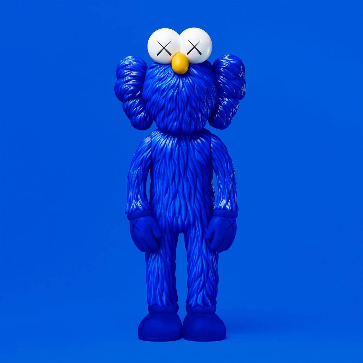 kaws 4K 桌布 壁紙 — 一個光滑的藍色KAWS公仔，雙眼交叉，站在純藍色背景前。