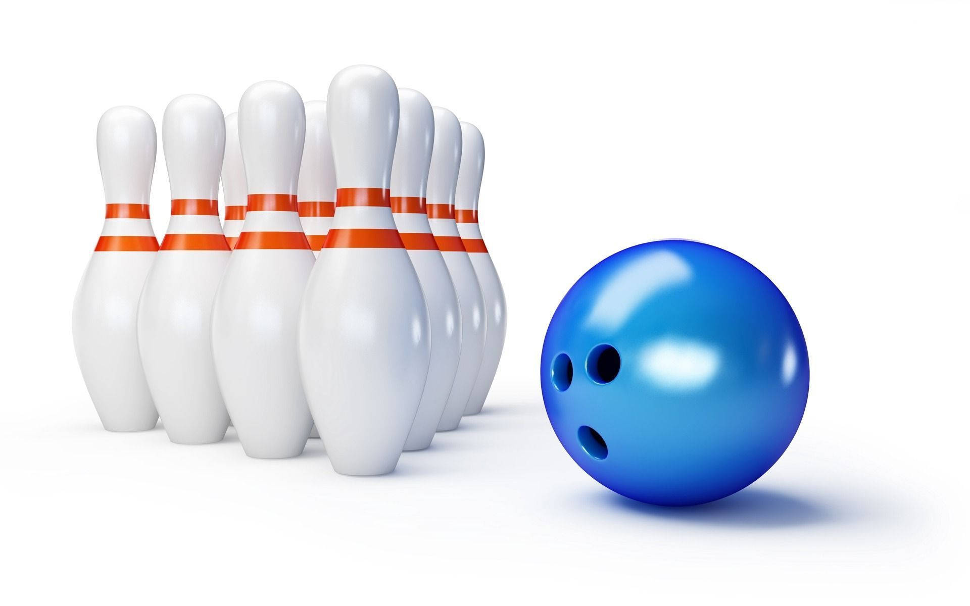 bowling pin 桌布 壁紙 — 一個光滑的藍色保齡球放在一排帶有橙色條紋的白色保齡球瓶旁邊，背景是潔淨的白色。
