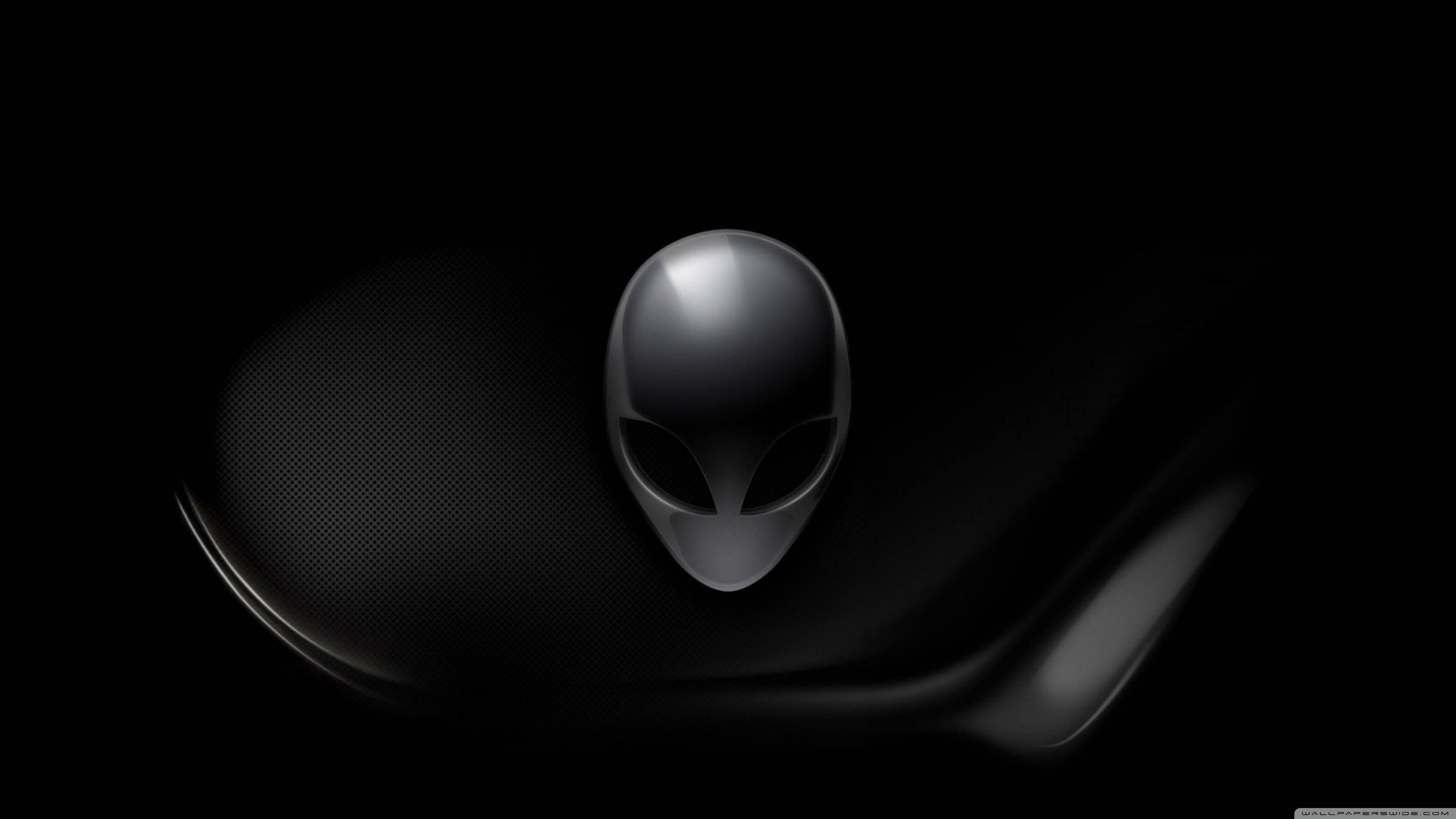 3840x2160 alienware 桌布 壁紙 — 一個光滑的金屬外星人頭標誌在深色紋理背景上閃耀，帶有平滑彎曲的陰影。