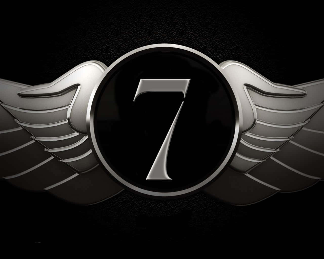 Number 7 桌布 壁紙 — 一個光滑的金屬數字七徽章，帶有翼狀側面，在紋理黑色背景上閃耀。