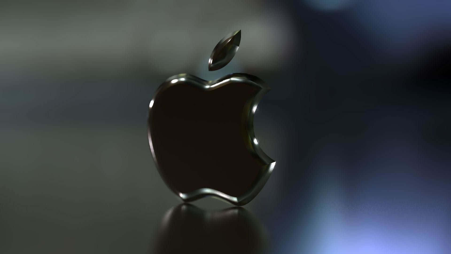HD Apple 桌布 壁紙 — 一個光滑的金屬蘋果標誌，帶有咬痕和葉子，在柔和的燈光下，在模糊的深色背景上閃閃發光。