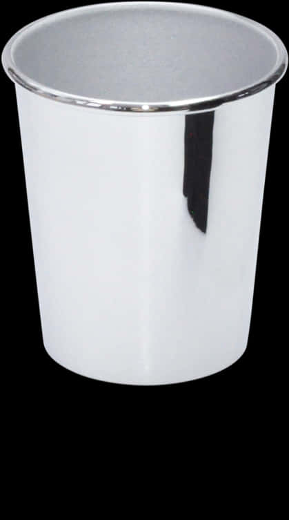 Container 桌布 壁紙 — 一個光滑的鉻杯，帶有反射表面，孤立地立在純黑色背景前。