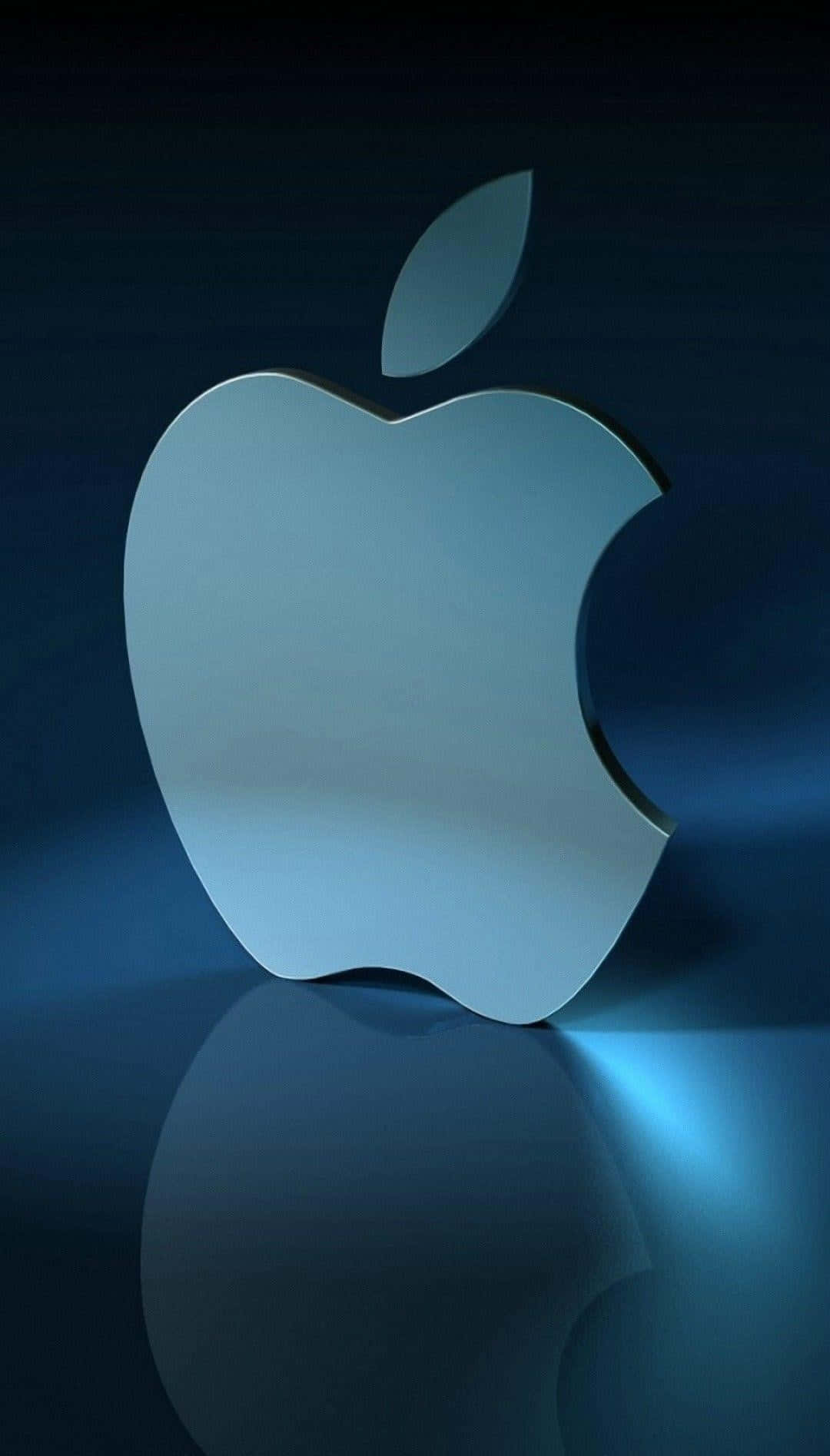 光滑的銀色蘋果標誌，帶有咬痕，置於藍色燈光下的反光表面上。 — 3D iPhone 壁紙 壁紙