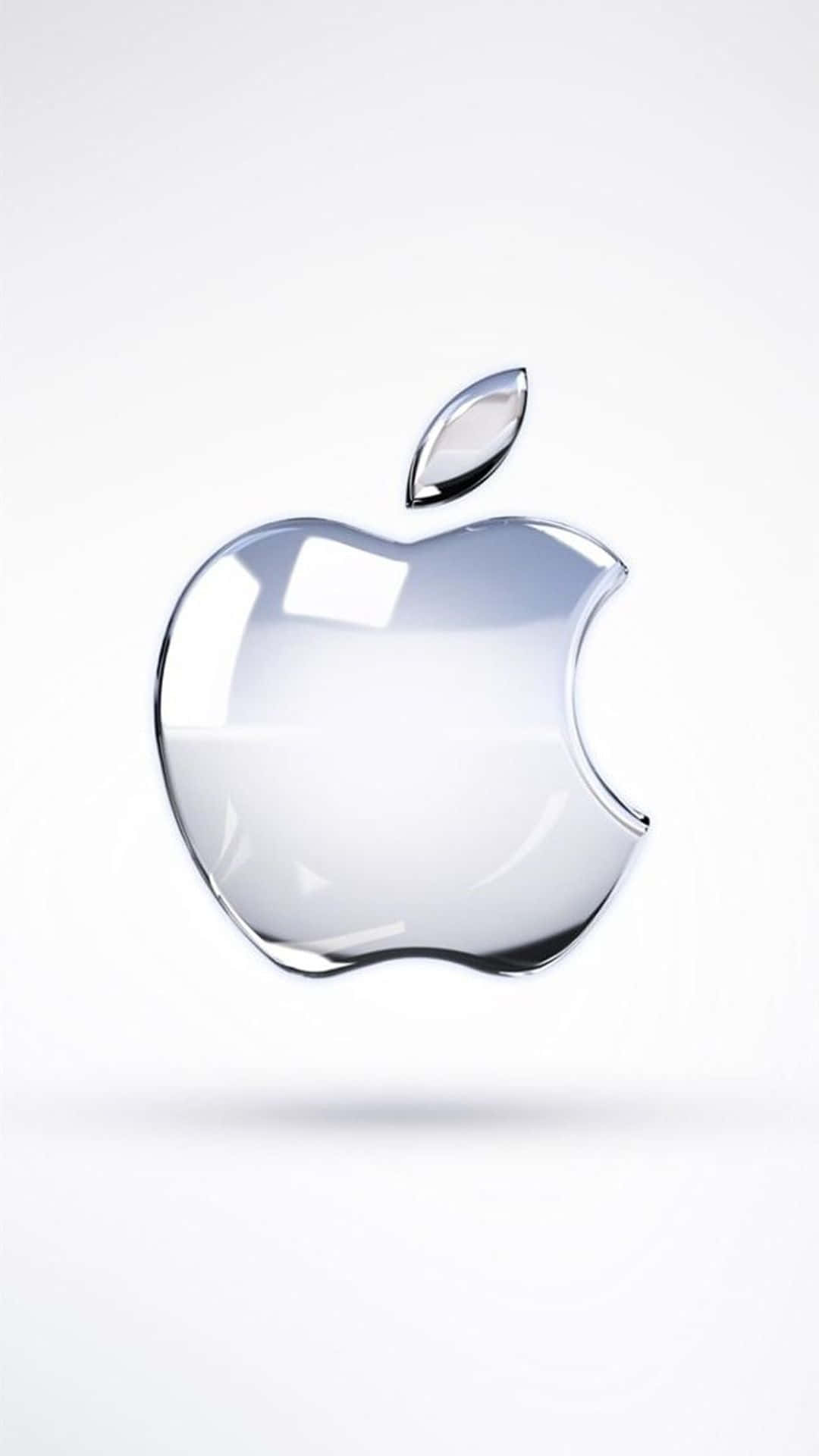 iPhone X Apple Logo 桌布 壁紙 — 一個光滑的鍍鉻蘋果標誌，帶有咬痕和葉子，漂浮在純白色背景上。
