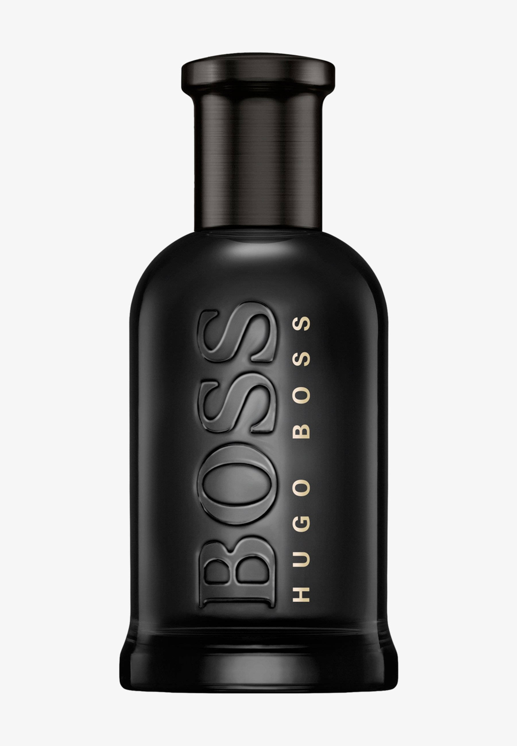 品牌 桌布 壁紙 — 一個光滑的霧面黑色Hugo Boss香水瓶，帶有金色字體，立在純白色背景前。