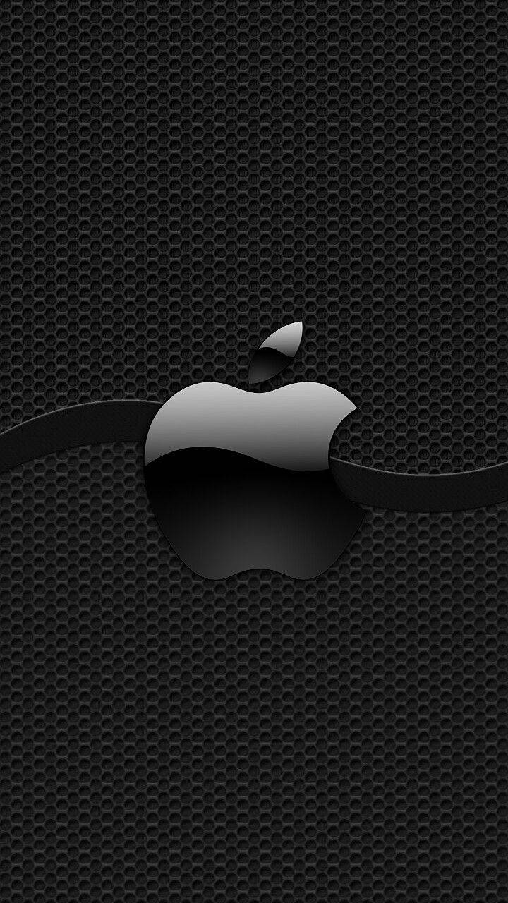 iPhone 桌布 壁紙 — 一個光滑的黑色Apple標誌，帶有光澤亮點，放置在深色六角網格背景上。