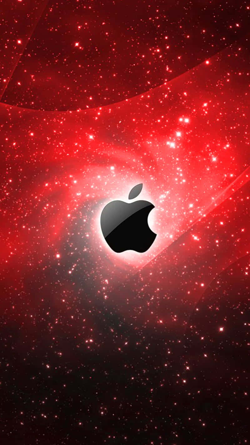 蘋果 桌布 壁紙 — 一個光滑的黑色Apple標誌漂浮在充滿發光星星和旋轉宇宙塵埃的鮮紅色宇宙星雲中。