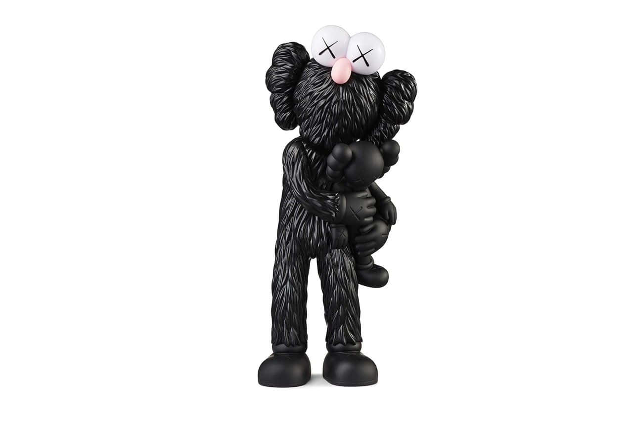 KAWS 桌布 壁紙 — 一個光滑的黑色KAWS公仔，交叉眼和粉紅色鼻子，在純白色背景上抱著一個較小的黑色公仔。