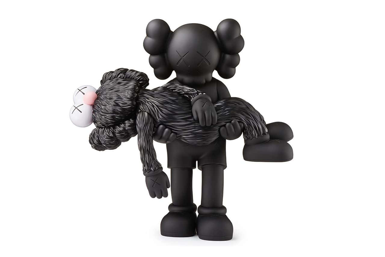 Kaws Bff Black 桌布 壁紙 — 一個光滑的黑色KAWS公仔懷抱著一個較小的黑色KAWS公仔，後者有粉紅色鼻子，背景是純白色。