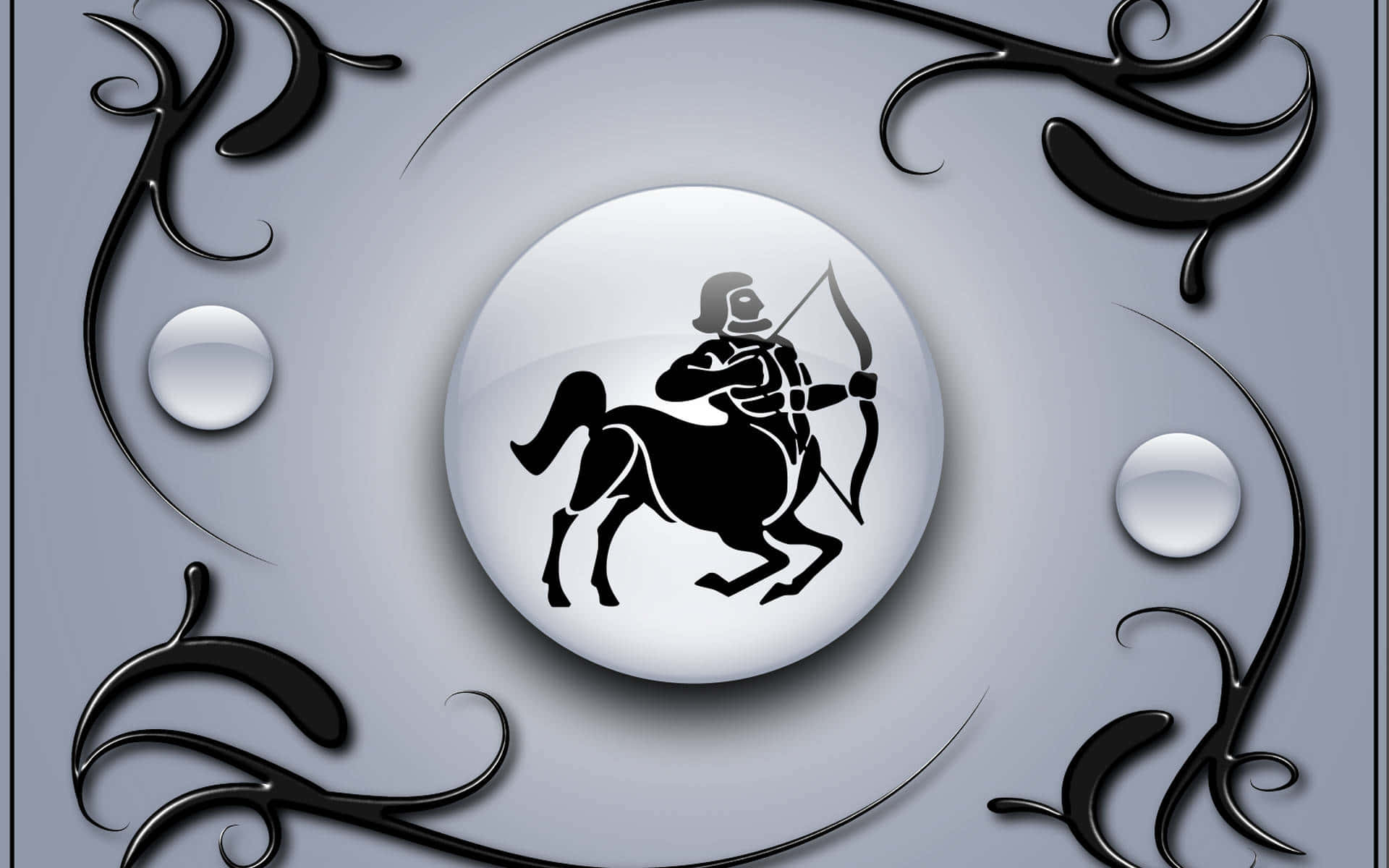 sagittarius 桌布 壁紙 — 一個光滑的黑色半人馬弓箭手剪影，居中於一個有光澤的球體上，由優雅的黑色漩渦狀花絲圖案框住，背景為柔和的灰色漸層。