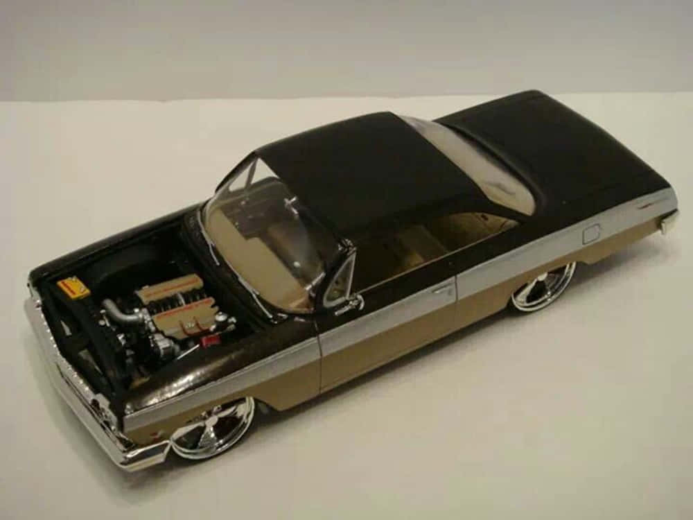 Car Model 桌布 壁紙 — 一個光滑的黑色和棕褐色定制經典汽車模型，帶有鍍鉻輪轂和裸露引擎，背景為純白色。