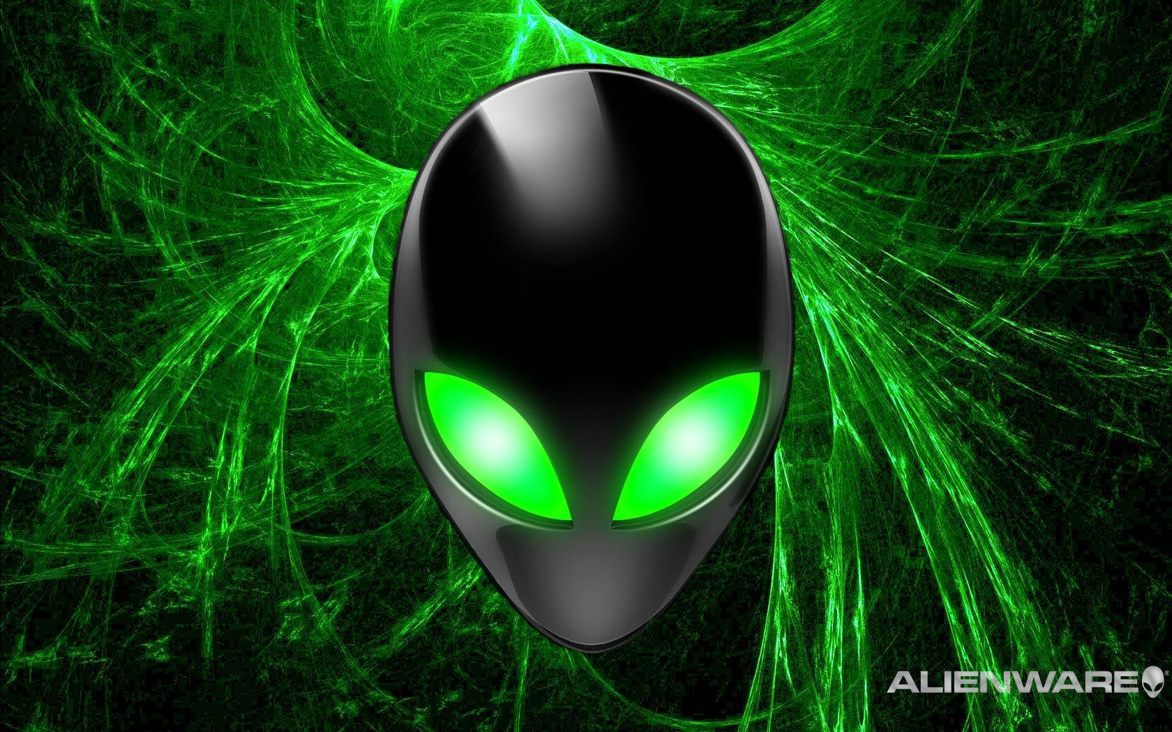 Cool Alien 桌布 壁紙 — 一個光滑的黑色外星人頭部，帶有發光的綠色眼睛，置於旋轉的綠色碎形背景中央。