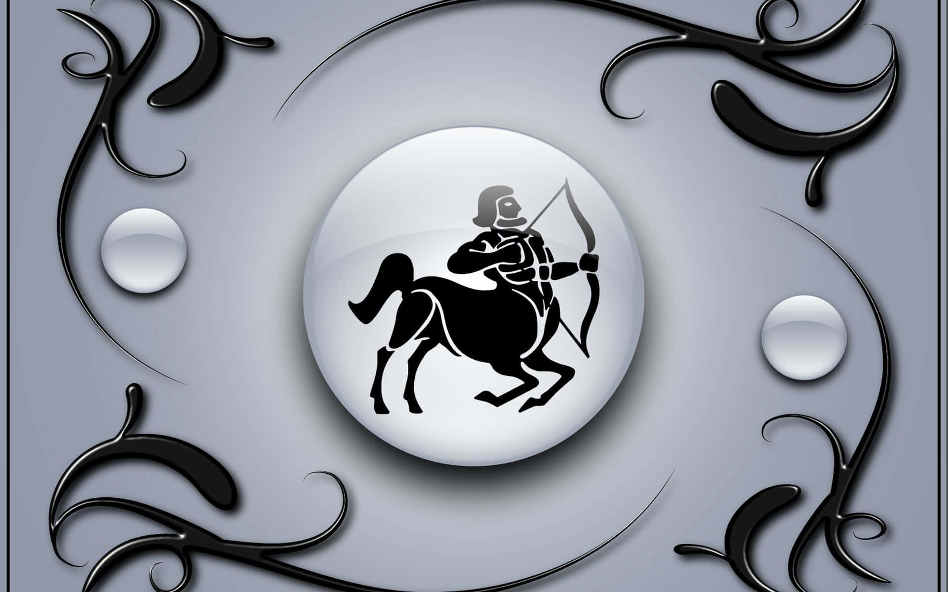 sagittarius 桌布 壁紙 — 一個光滑的黑色射手座弓箭手，位於半人馬剪影的中心，在一個有光澤的球體內，由華麗的漩渦狀黑色圖案框住，背景是冷灰色。