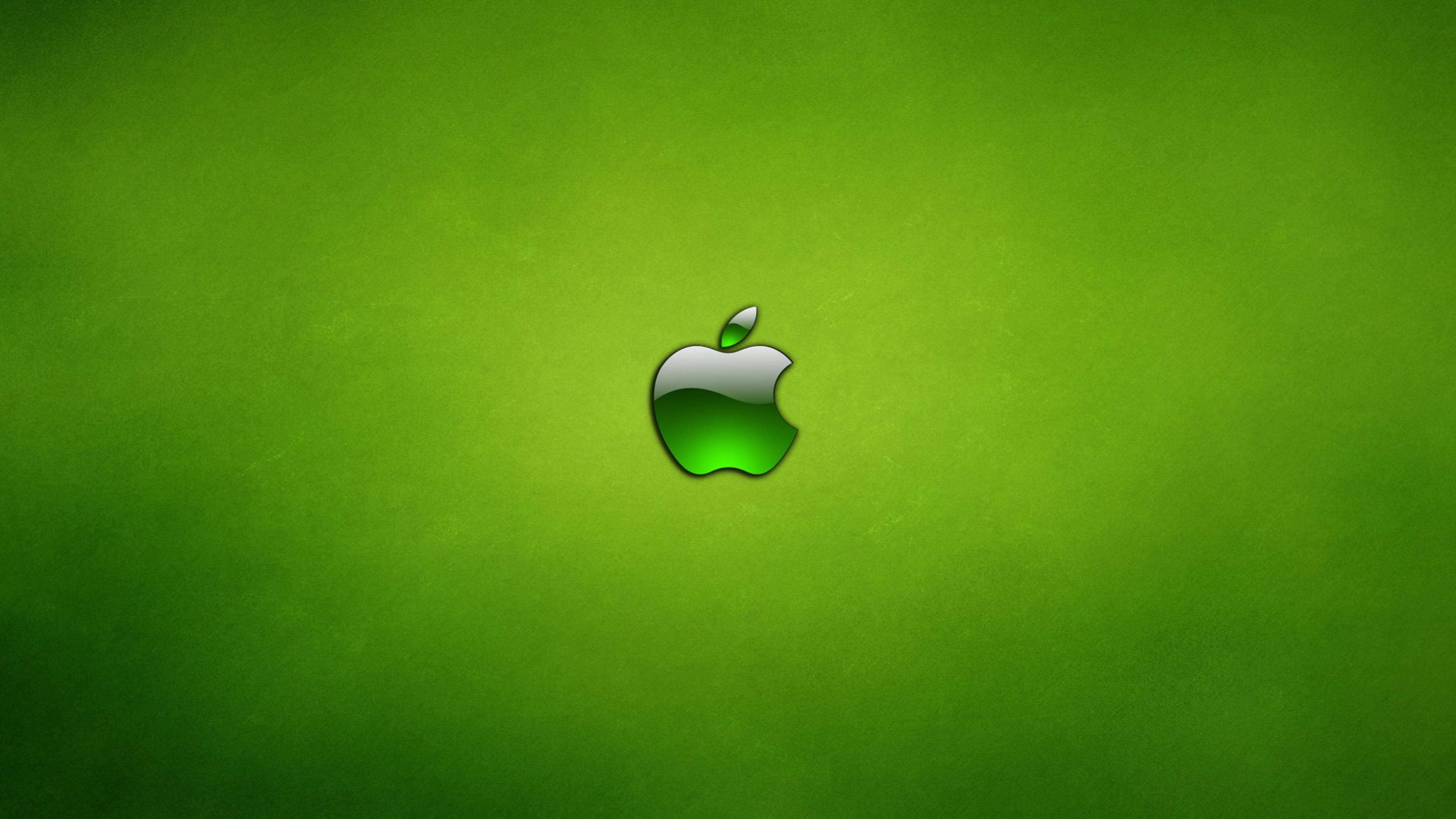 Apple 4K Ultra HD 桌布 壁紙 — 一個光澤的Apple標誌置於有紋理的綠色漸變背景中央。