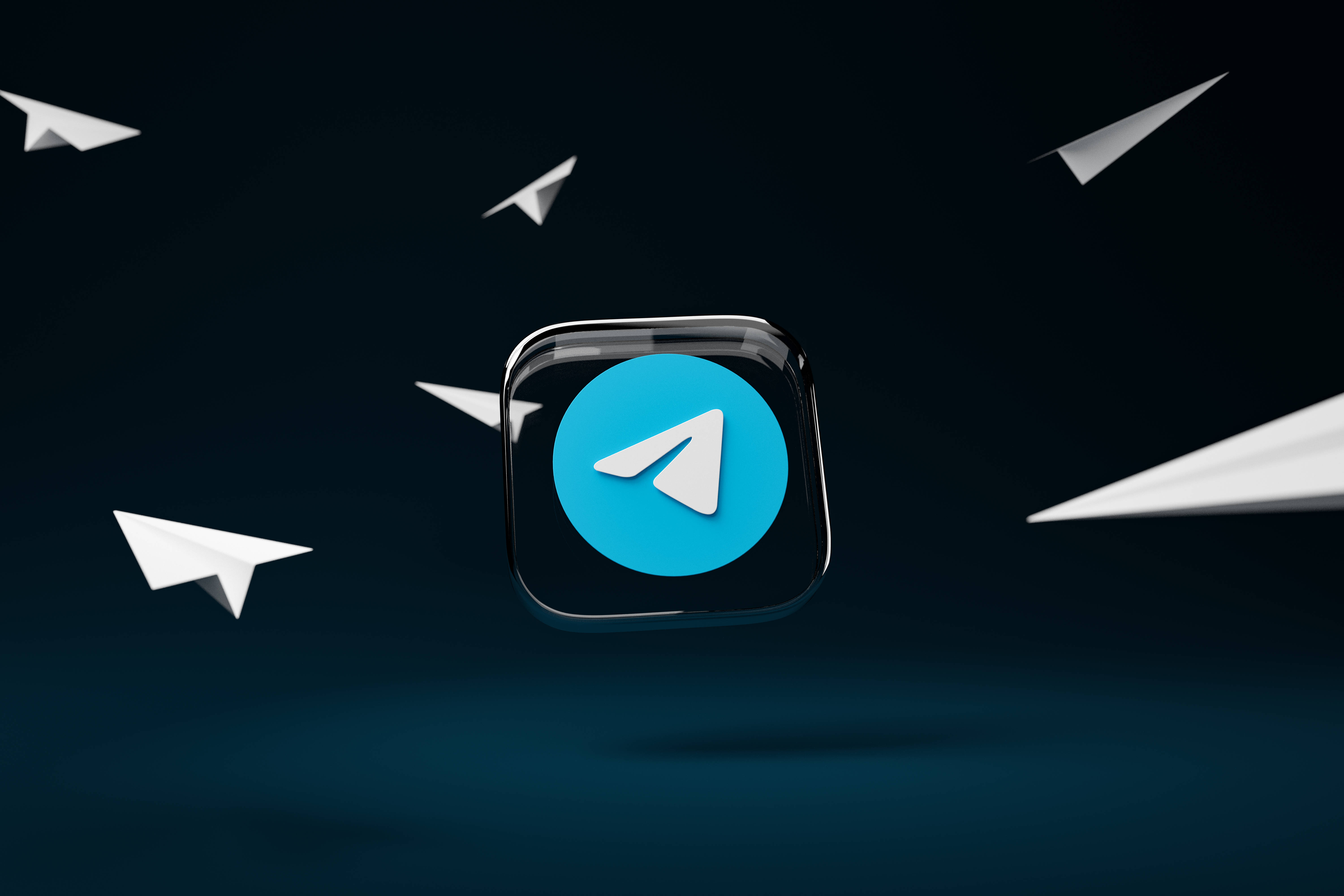 Telegram 桌布 壁紙 — 一個光澤的Telegram應用程式圖示漂浮在白色紙飛機之間，背景為深色漸變。
