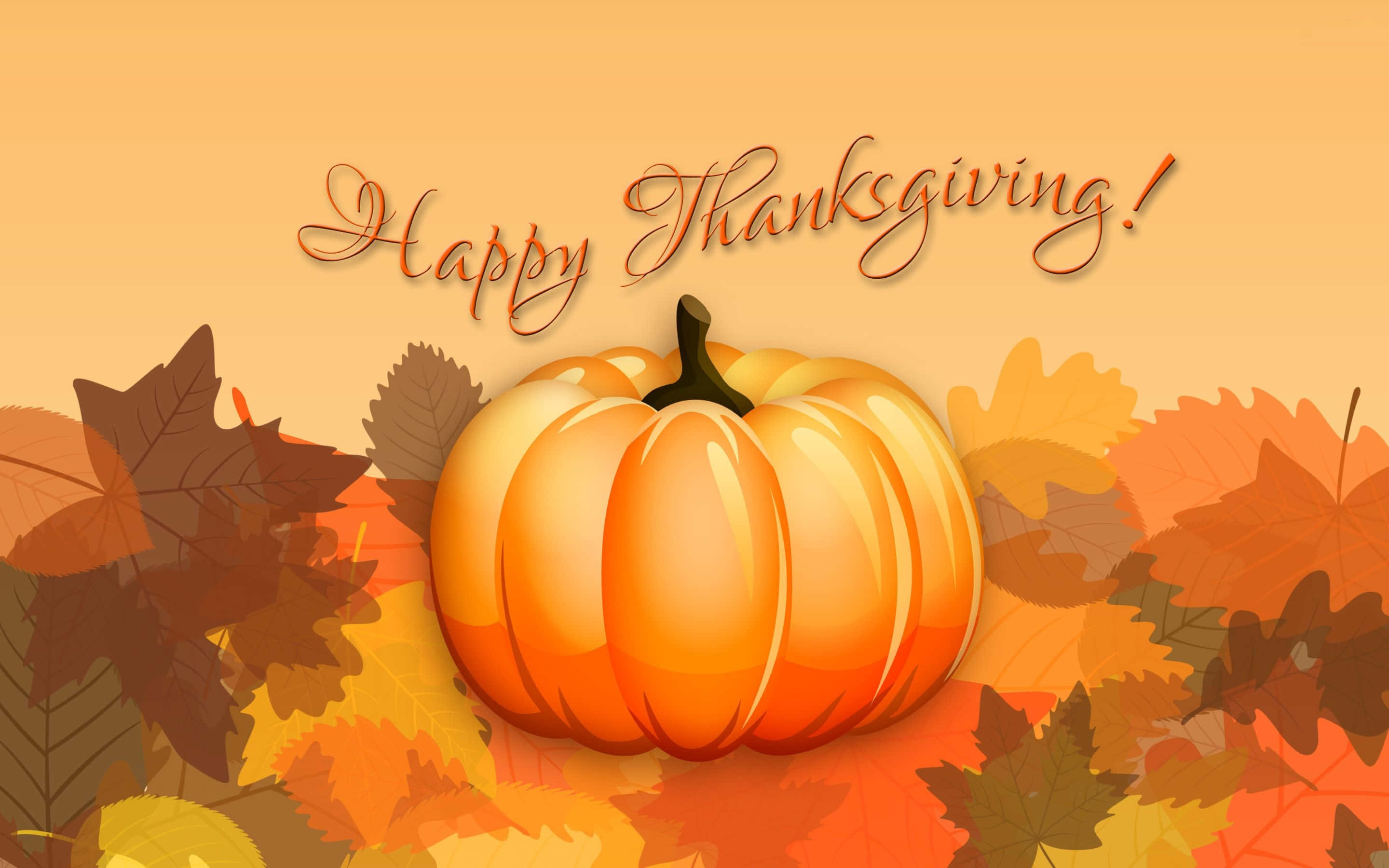 Happy Thanksgiving 桌布 壁紙 — 一個光澤的橙色南瓜放在充滿活力的秋葉中，上方以溫暖的草書寫著「Happy Thanksgiving!」。