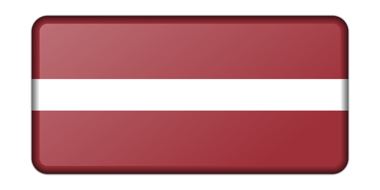 Latvia 桌布 壁紙 — 一個光澤的矩形按鈕，在黑色背景上顯示拉脫維亞國旗，帶有紅色、白色和紅色的水平條紋。