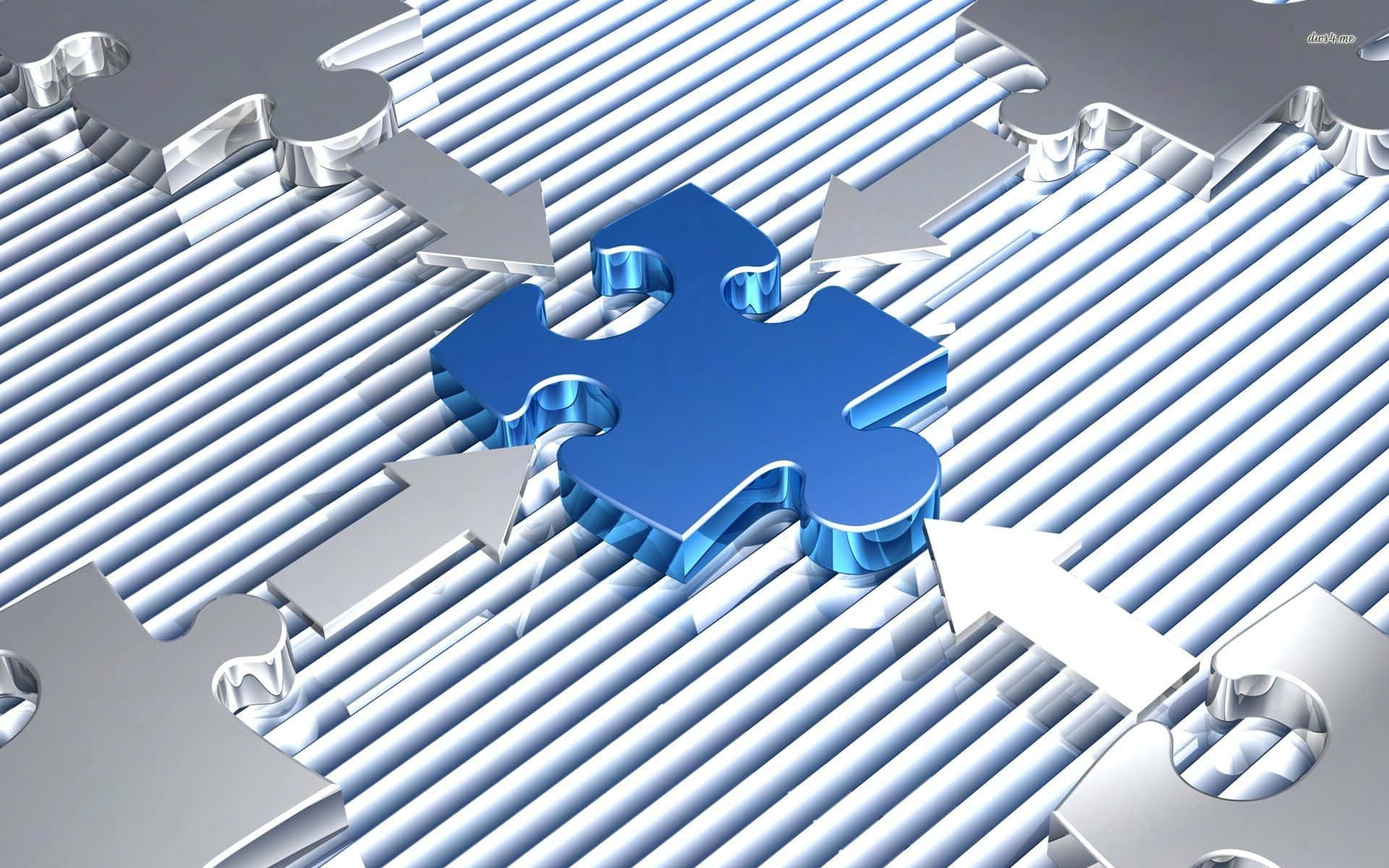 Puzzle 桌布 壁紙 — 一個光澤的藍色拼圖塊，位於銀色塊中央，箭頭指向它，在條紋金屬表面上。