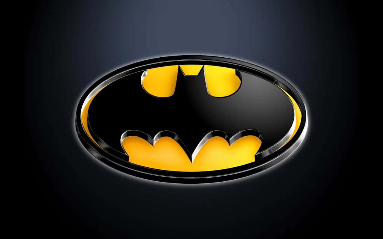 Batman Desktop 桌布 壁紙 — 一個光澤的黑色和黃色蝙蝠俠標誌在帶有柔和照明的深色漸變背景上發光。