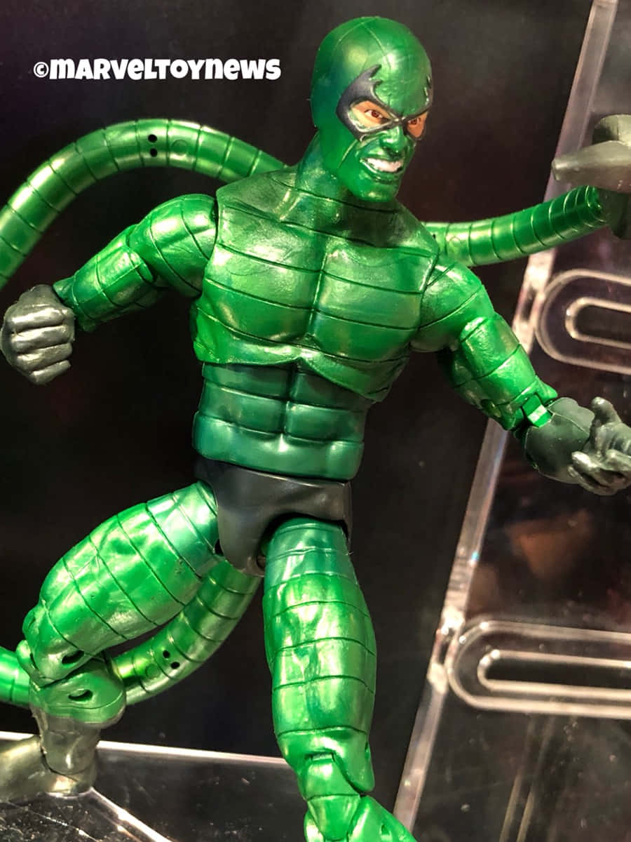 The Scorpion 桌布 壁紙 — 一個光澤綠色八爪魚博士動作人偶，有關節肢體和機械觸手，在深色背景前動態擺姿勢。
