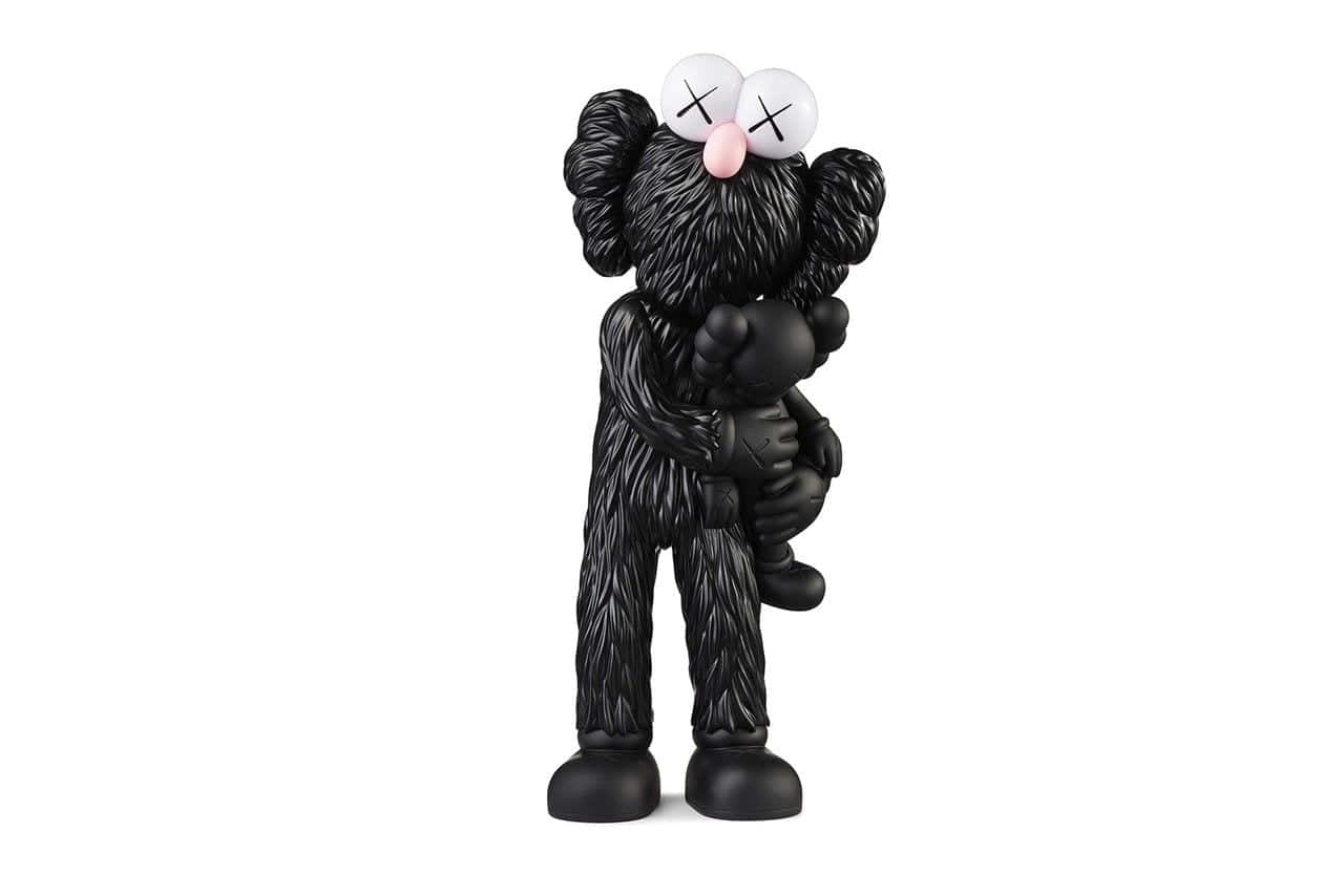 Kaws Bff Black 桌布 壁紙 — 一個光澤黑色KAWS公仔，交叉眼和粉紅色鼻子，在純白背景前抱著一個較小的黑色KAWS公仔。