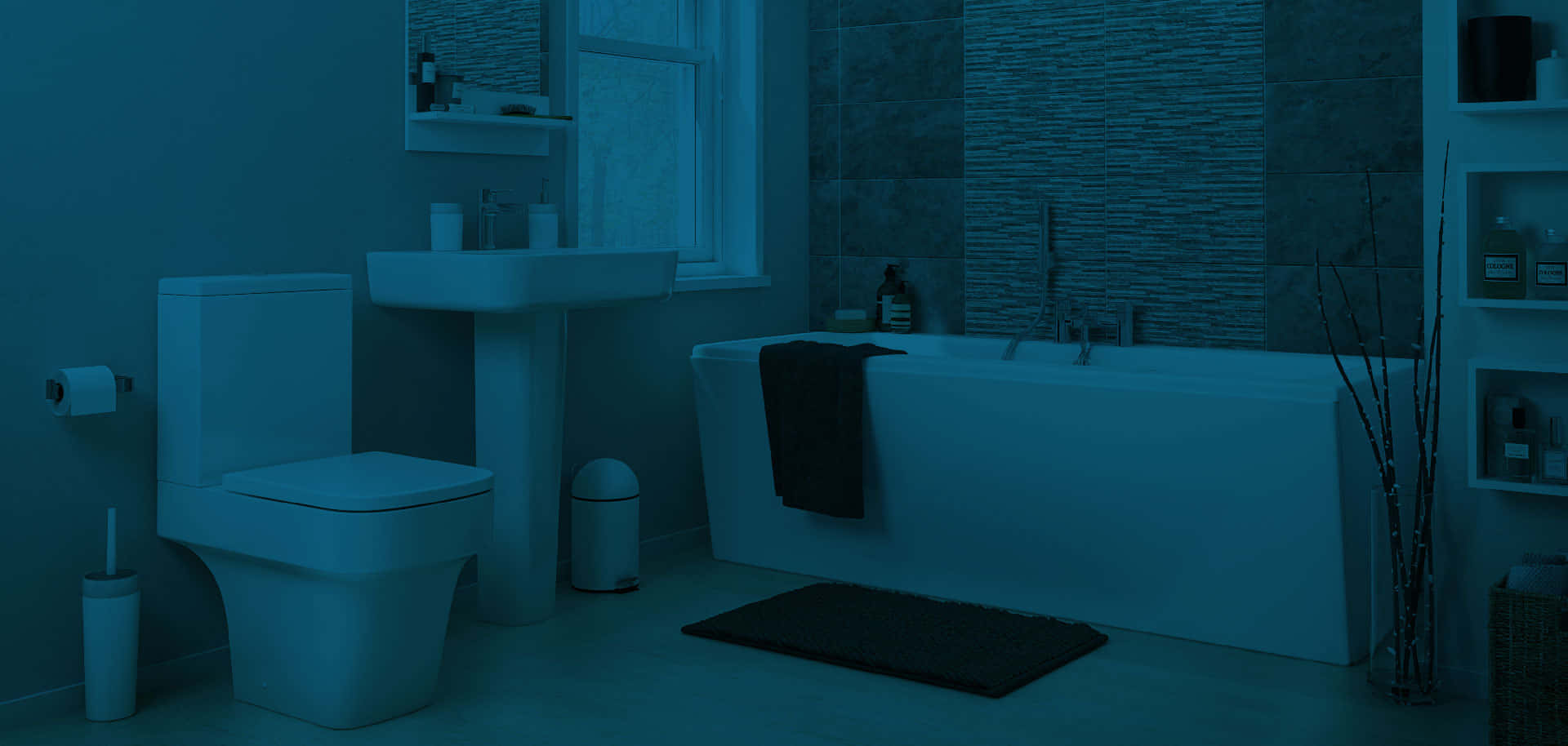 Bathroom Decor 桌布 壁紙 — 一個光線昏暗的浴室，沐浴在冷藍色調中，設有浴缸、洗手盆、馬桶和架子，在情緒化的環境照明下。