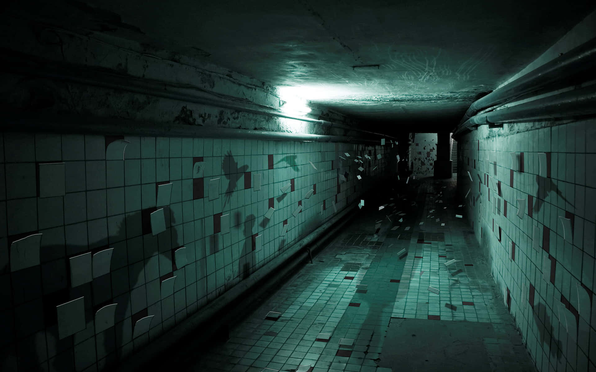 hallway 桌布 壁紙 — 一個光線昏暗的被廢棄地鐵隧道，有裂縫的瓷磚牆壁和散落的碎片，在一盞閃爍的螢光燈下。